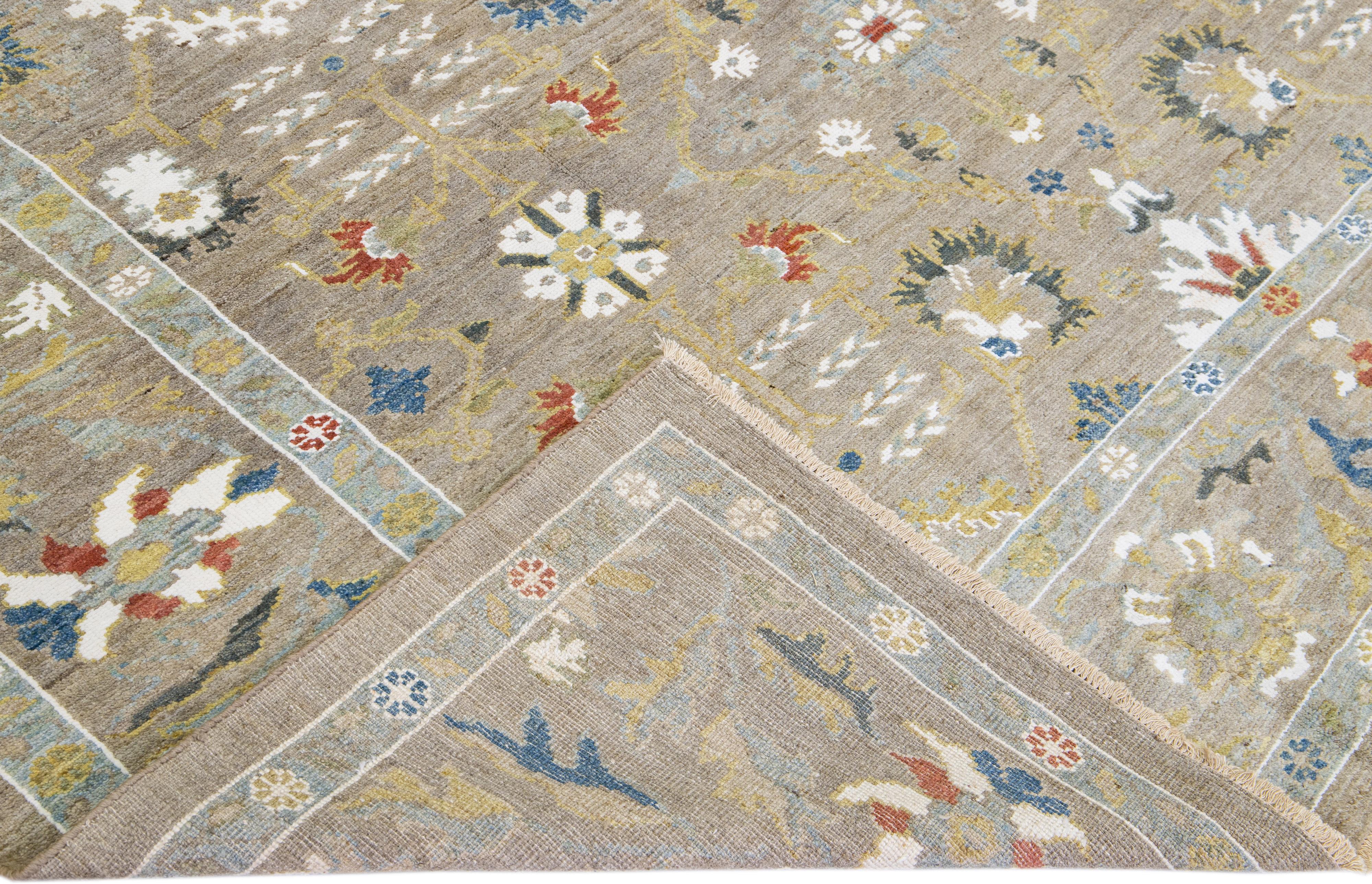 Magnifique tapis moderne Sultanabad en laine nouée à la main avec un champ brun clair. Ce tapis Sultanabad présente des accents multicolores dans un magnifique motif floral classique.

Ce tapis mesure : 8'8