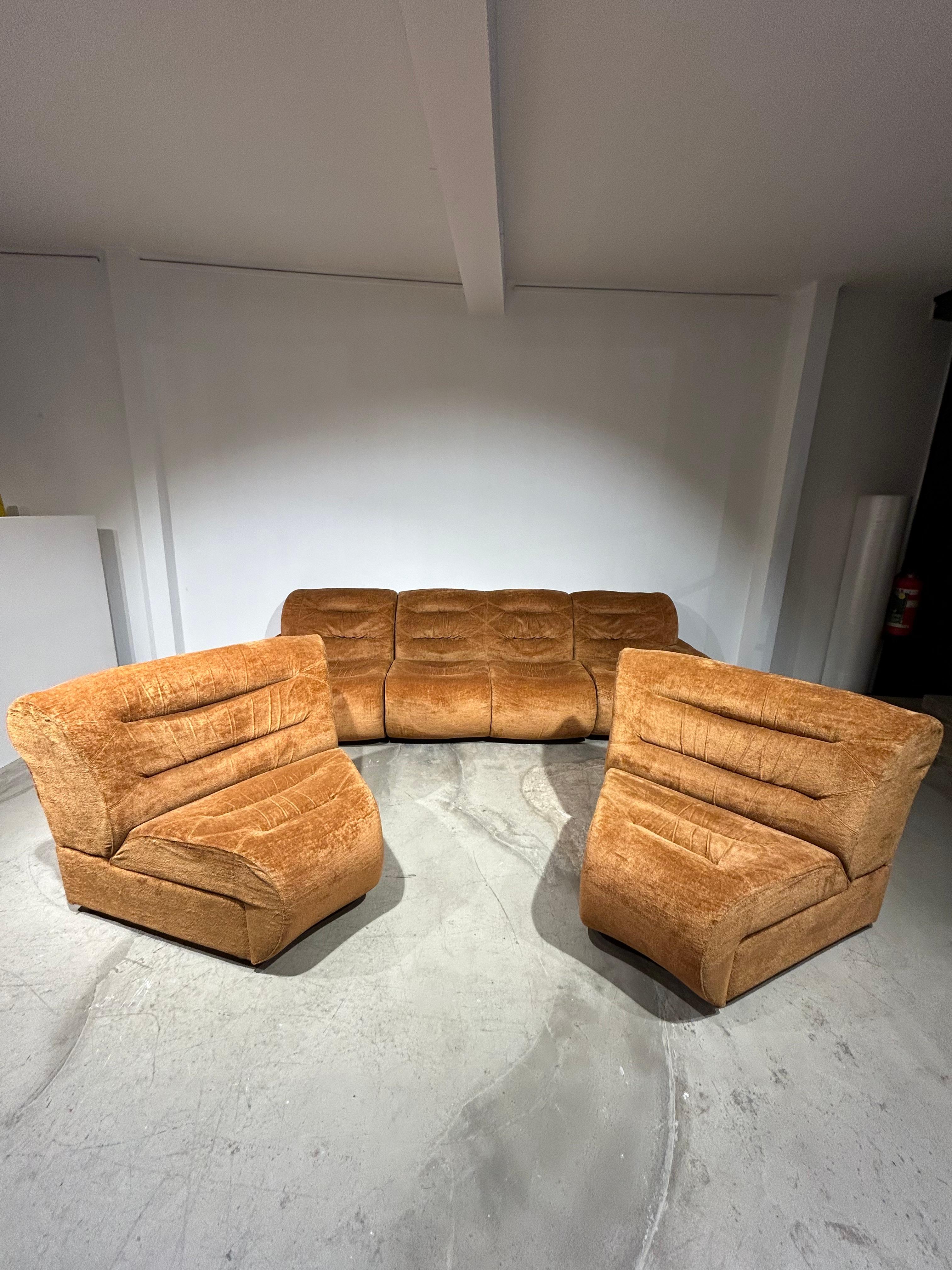 Light brown / gold velvet modular Italian sofa In Good Condition In Brussel, BE