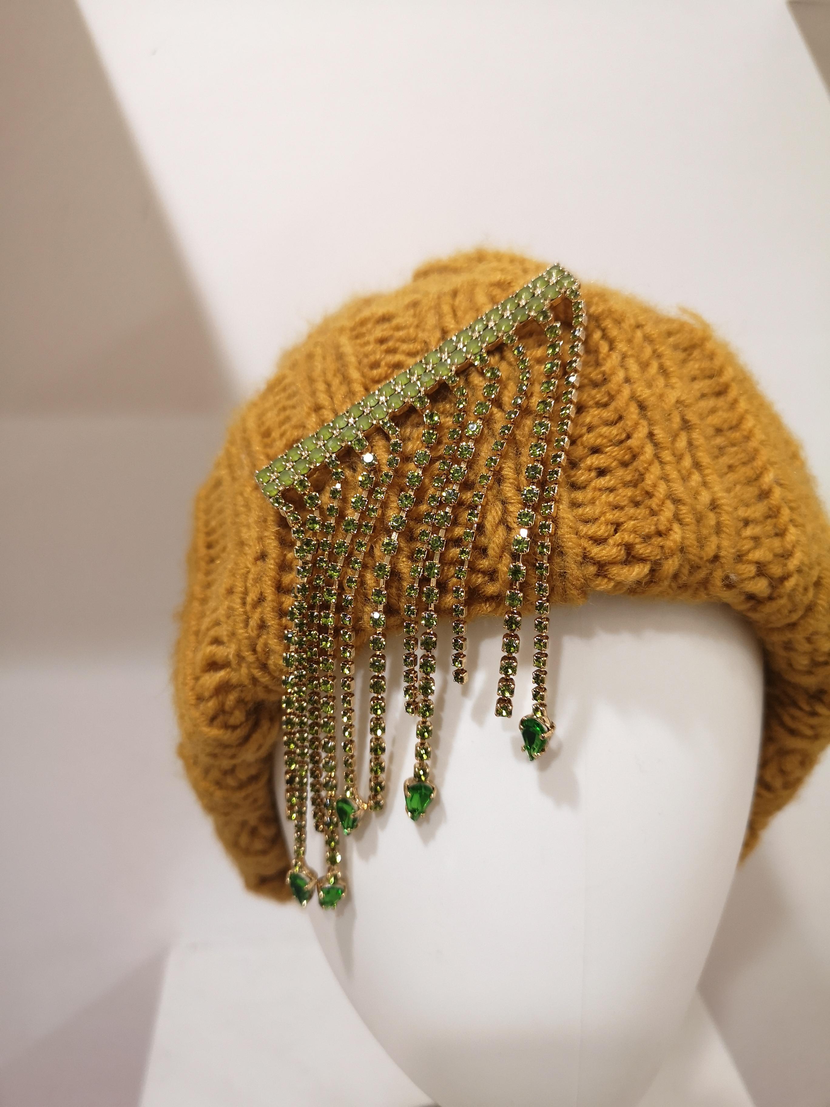 Light brown green swarovski stones brooch hat In New Condition In Capri, IT