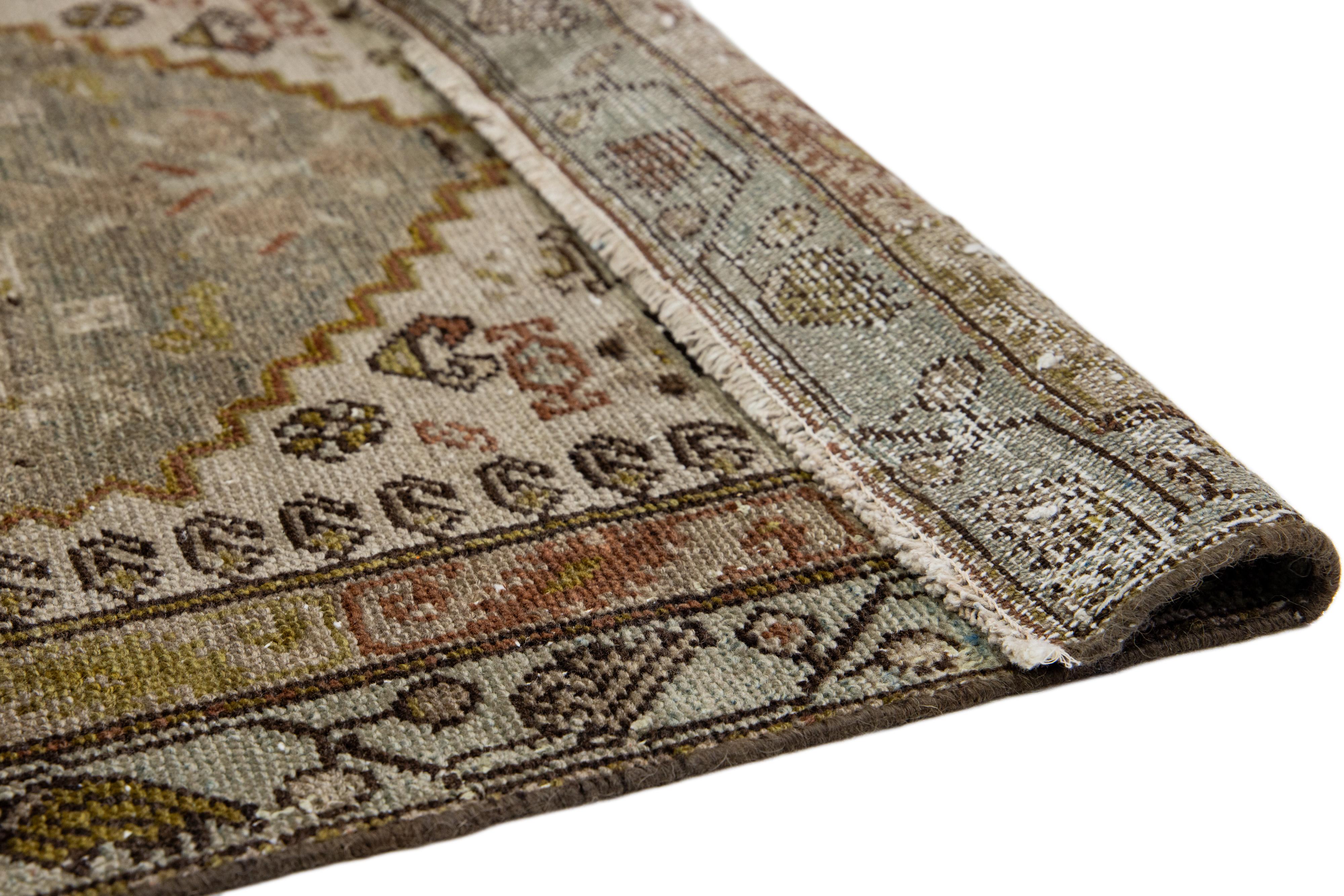 Brauner handgefertigter Läufer aus persischer Wolle von Malayer mit Allover-Muster (Persisch) im Angebot