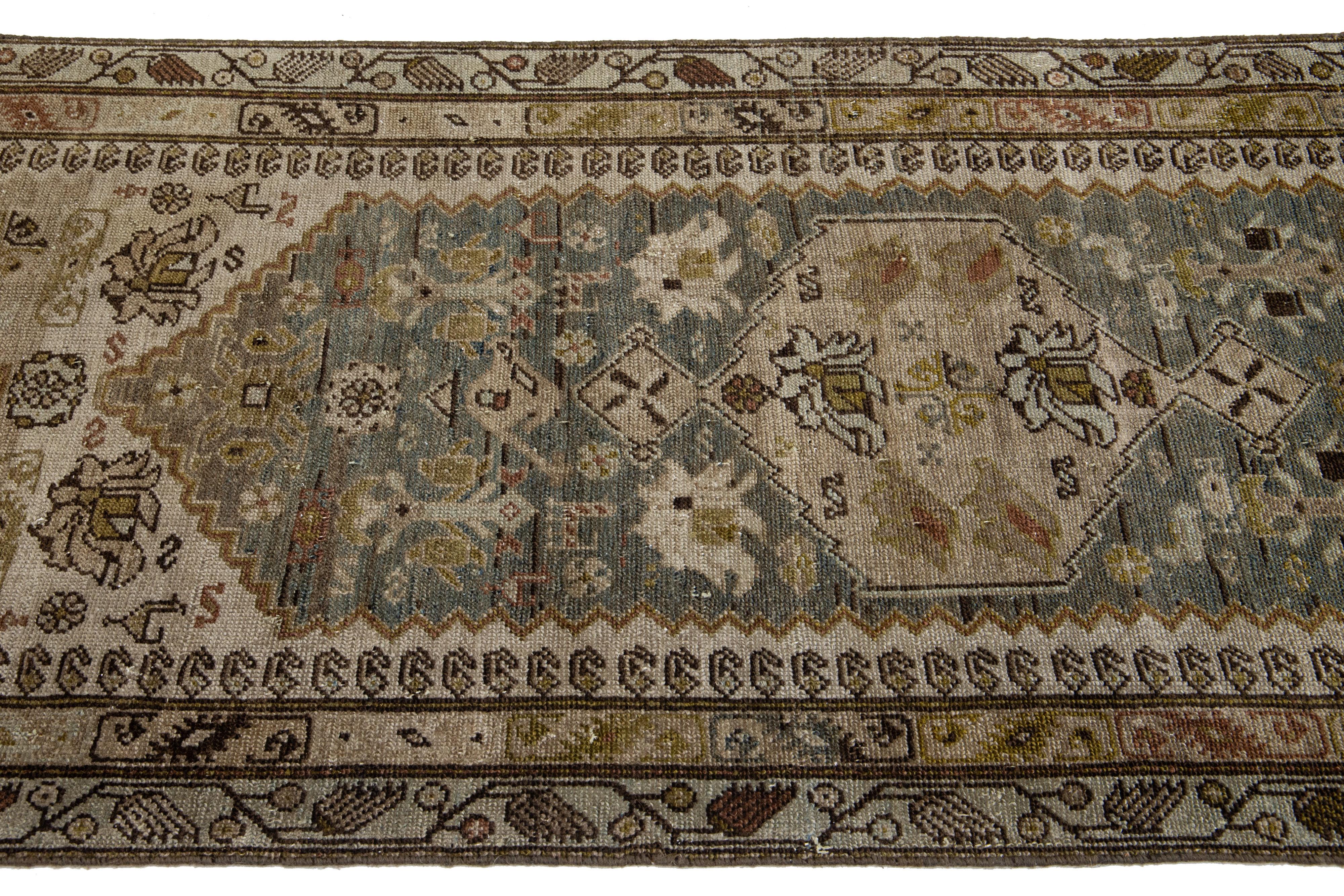 Brauner handgefertigter Läufer aus persischer Wolle von Malayer mit Allover-Muster (Handgeknüpft) im Angebot