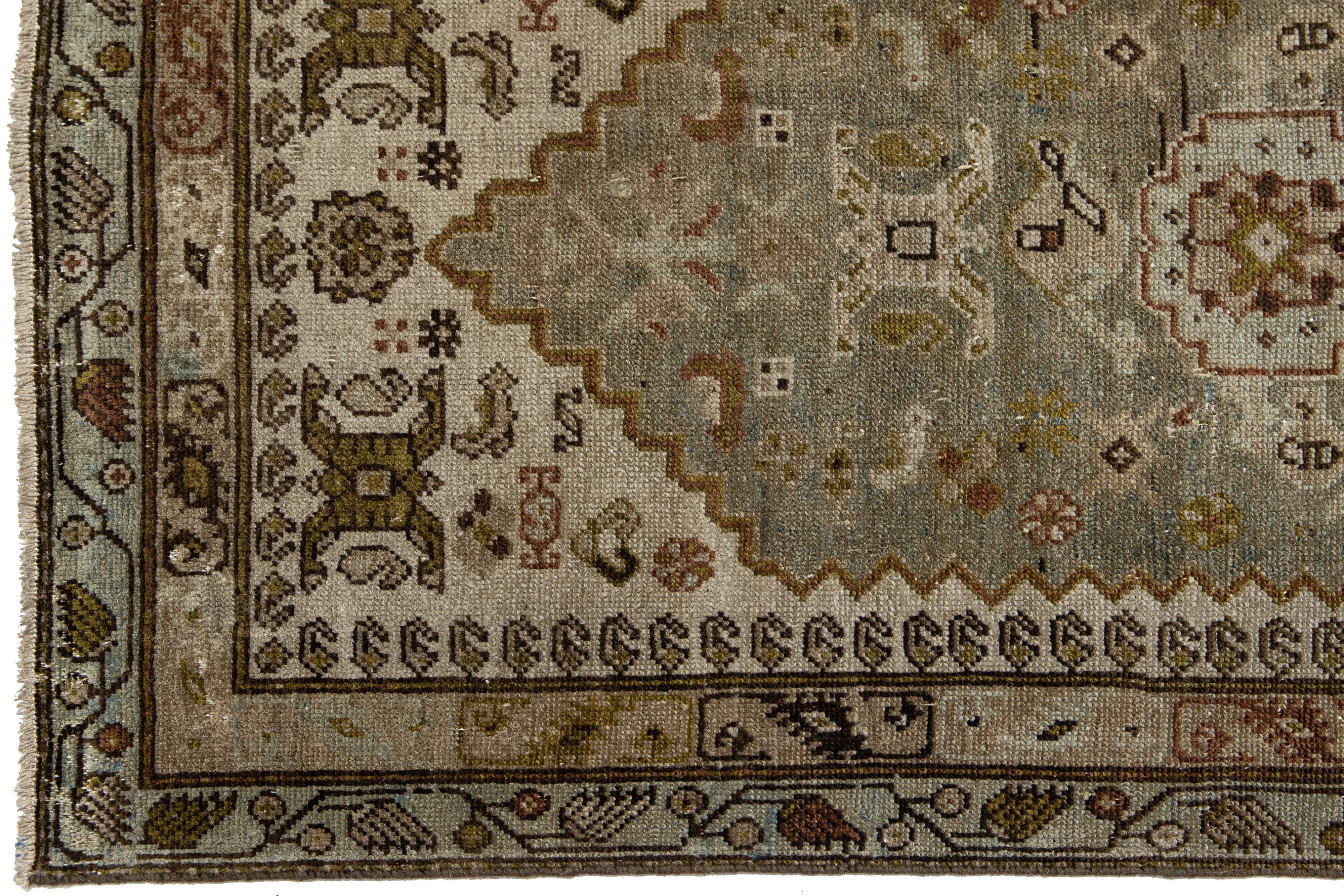 Brauner handgefertigter Läufer aus persischer Wolle von Malayer mit Allover-Muster im Zustand „Starke Gebrauchsspuren“ im Angebot in Norwalk, CT