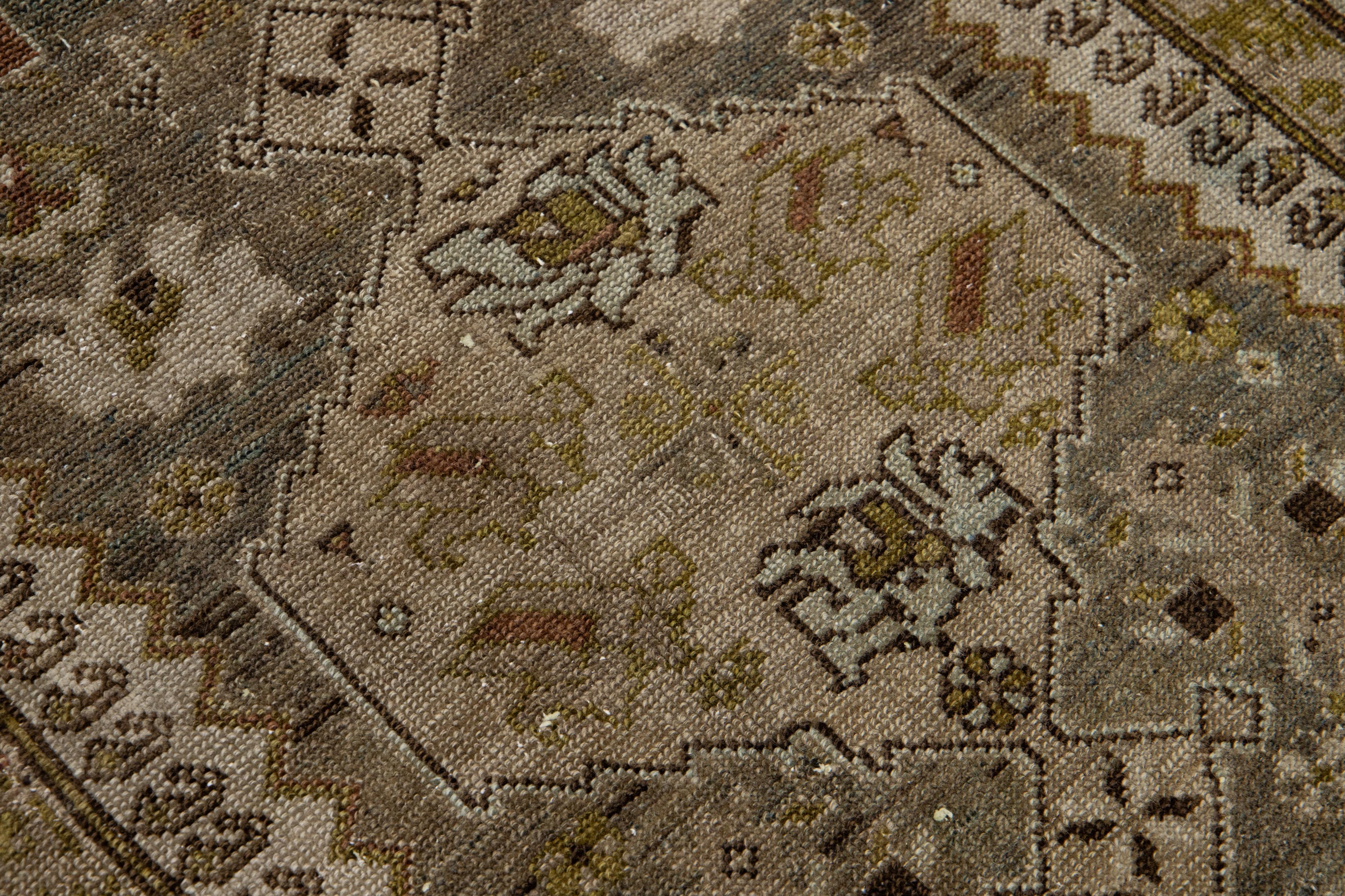 Brauner handgefertigter Läufer aus persischer Wolle von Malayer mit Allover-Muster im Angebot 1