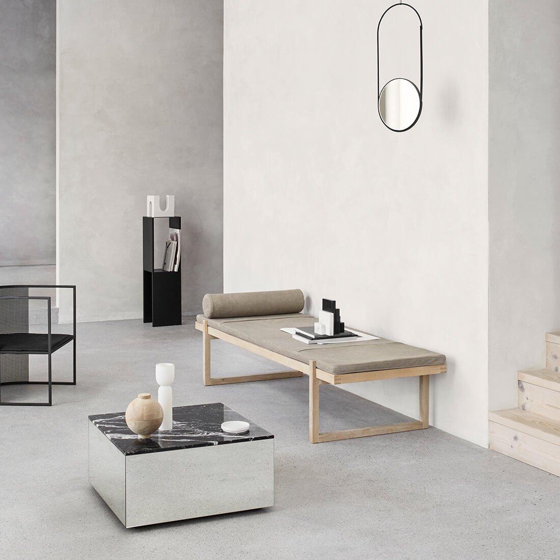Hellbraunes minimalistisches Tagesbett von Kristina Dam Studio (Moderne) im Angebot