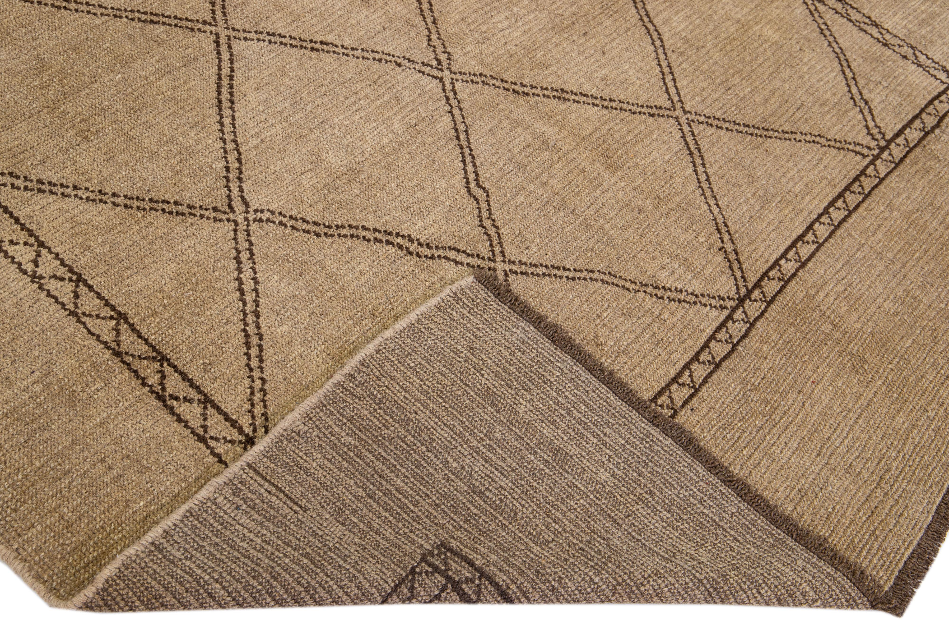 Ce magnifique tapis en laine de style marocain fait partie de notre collection Northwest et présente un champ de couleur brun clair et des accents brun foncé dans un magnifique design géométrique tribal.

Ce tapis mesure : 7'2