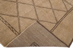 Hellbrauner moderner handgefertigter Teppich aus Stammeswolle im marokkanischen Stil von Apadana