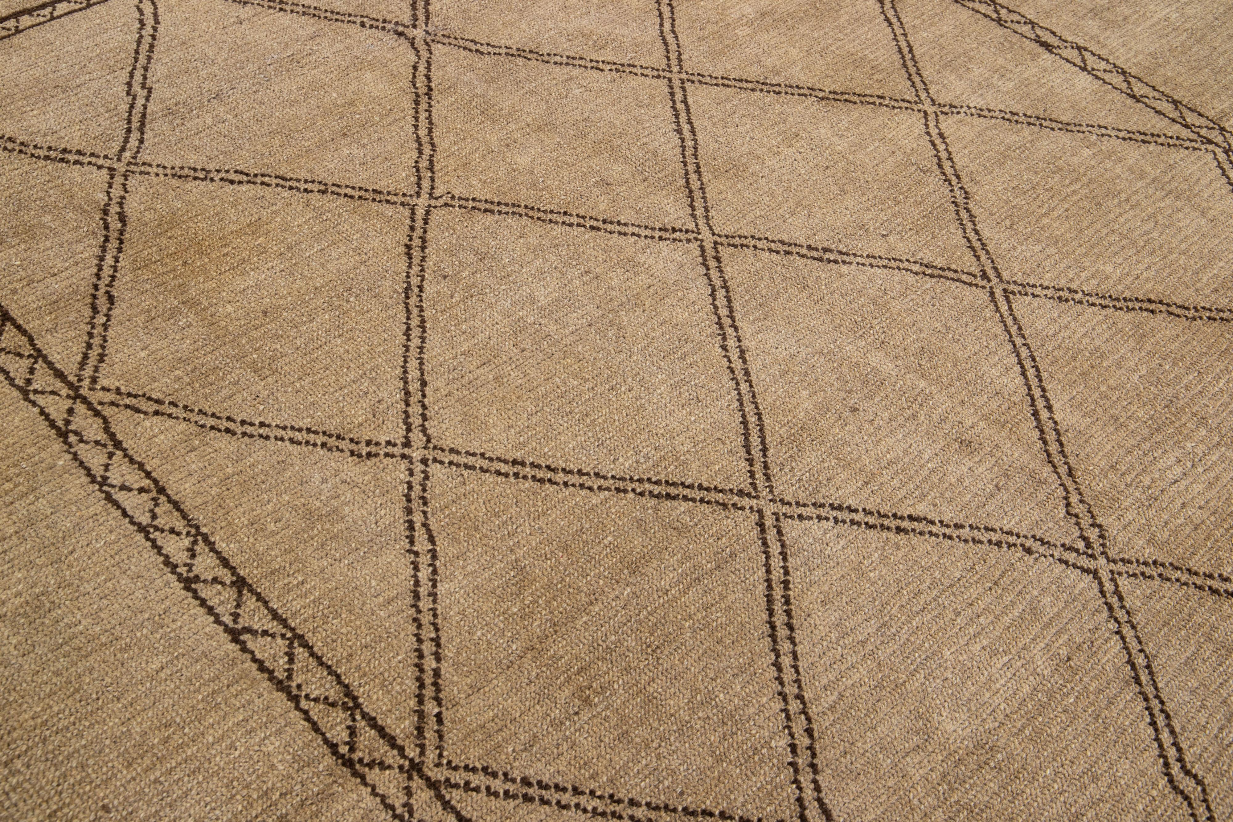 XXIe siècle et contemporain Tapis en laine tribale marron clair de style marocain moderne fait à la main par Apadana en vente