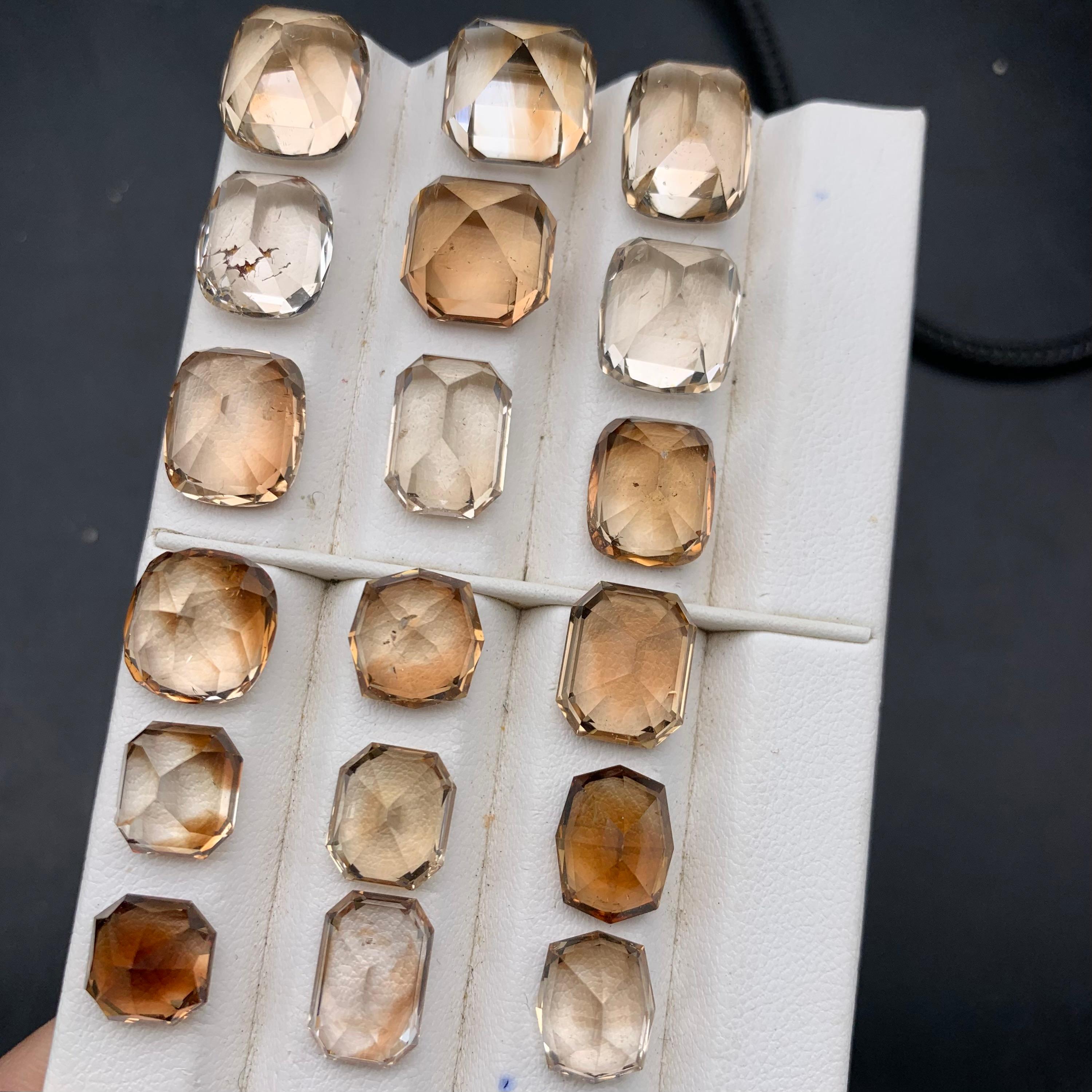 da uomo o donna Topazio naturale chiaro e marrone sciolto lotto di gemme 139,39 ct con taglio a cuscino Jewell in vendita