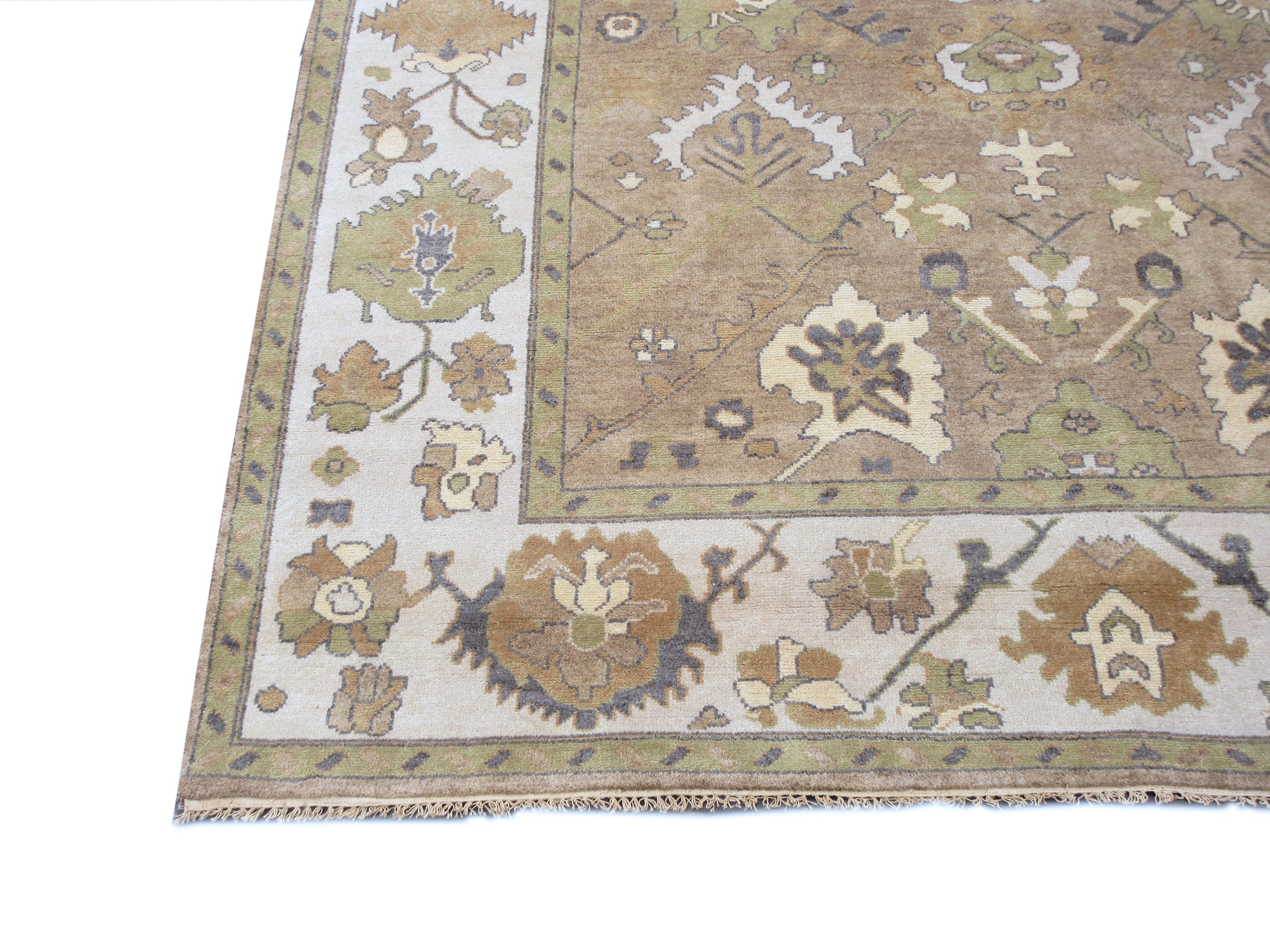 Oushak-Teppich in hellbrauner Farbe (Handgeknüpft) im Angebot