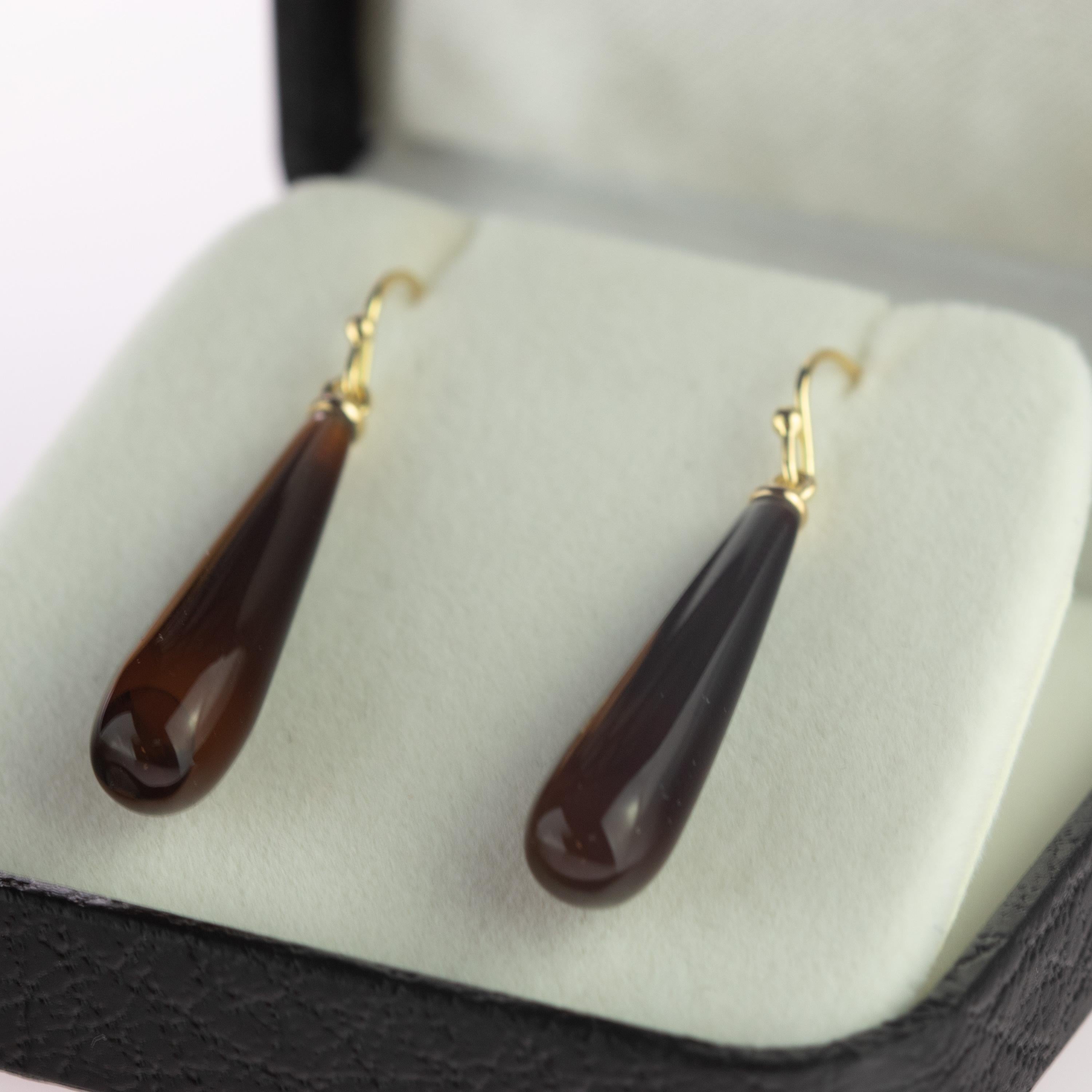 Impresionante y mística ágata artesanal de 24,5 quilates de color marrón claro intenso. Pendientes de gotas planas transparentes sujetas con oro amarillo de 18 quilates. Evocando toda la tradición italiana, el resultado es una obra maestra