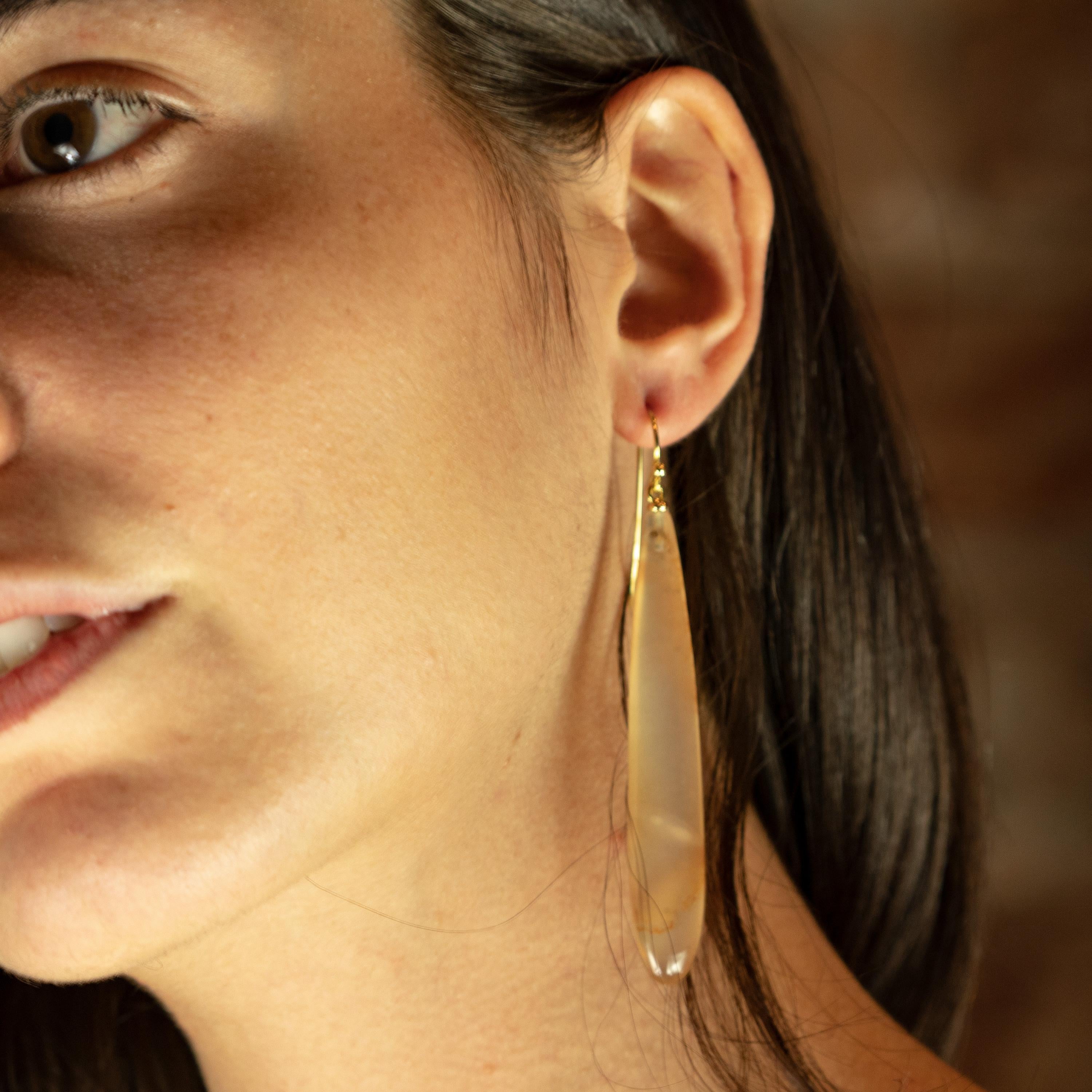 Pendientes colgantes planos largos de ágata transparente marrón claro y oro de 18 quilates Corte de bala en venta
