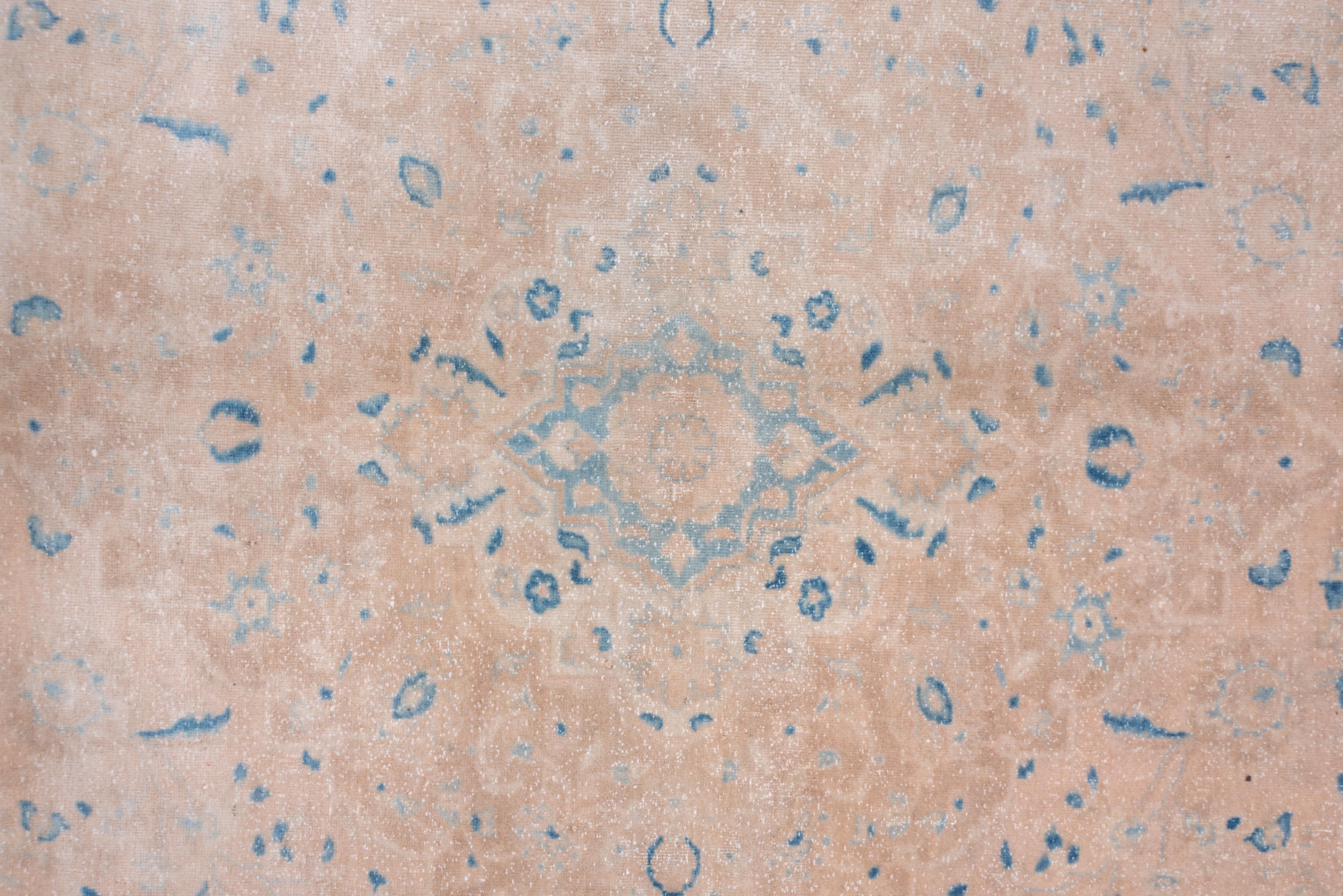 Türkischer Sivas-Teppich in Hellbraun, neutrale Palette, blaue Akzente im Zustand „Gut“ im Angebot in New York, NY