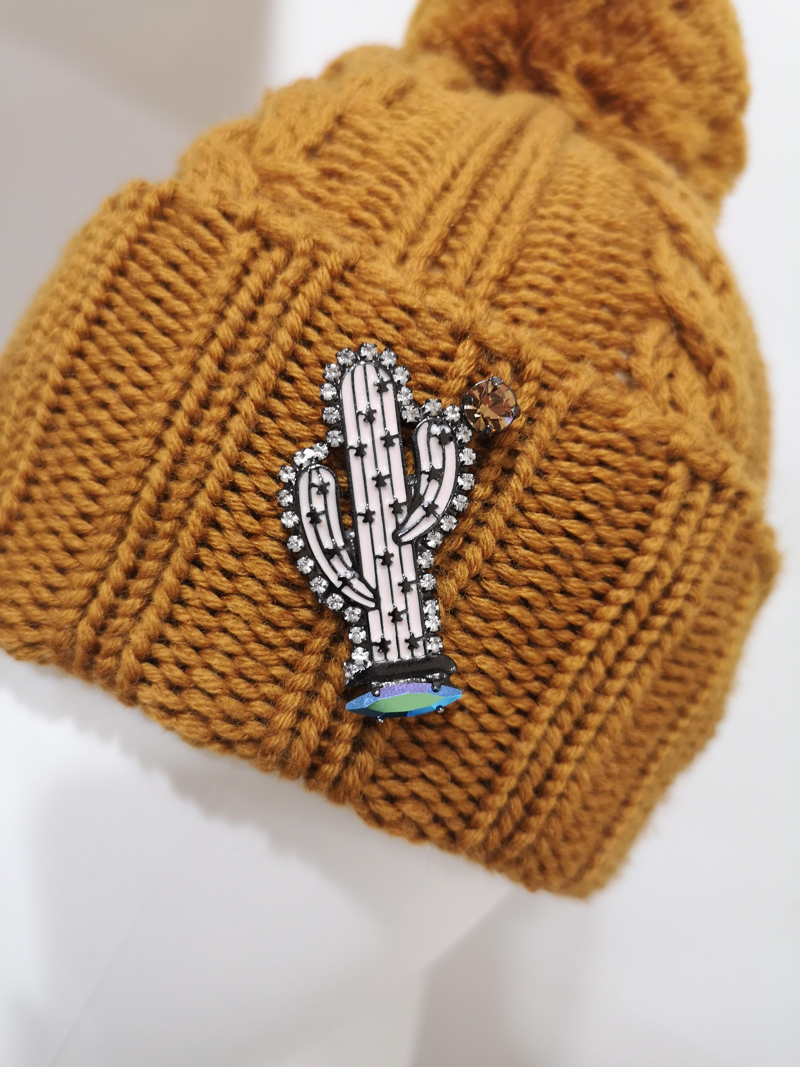 Light brown wool cactus brooch hat In New Condition In Capri, IT