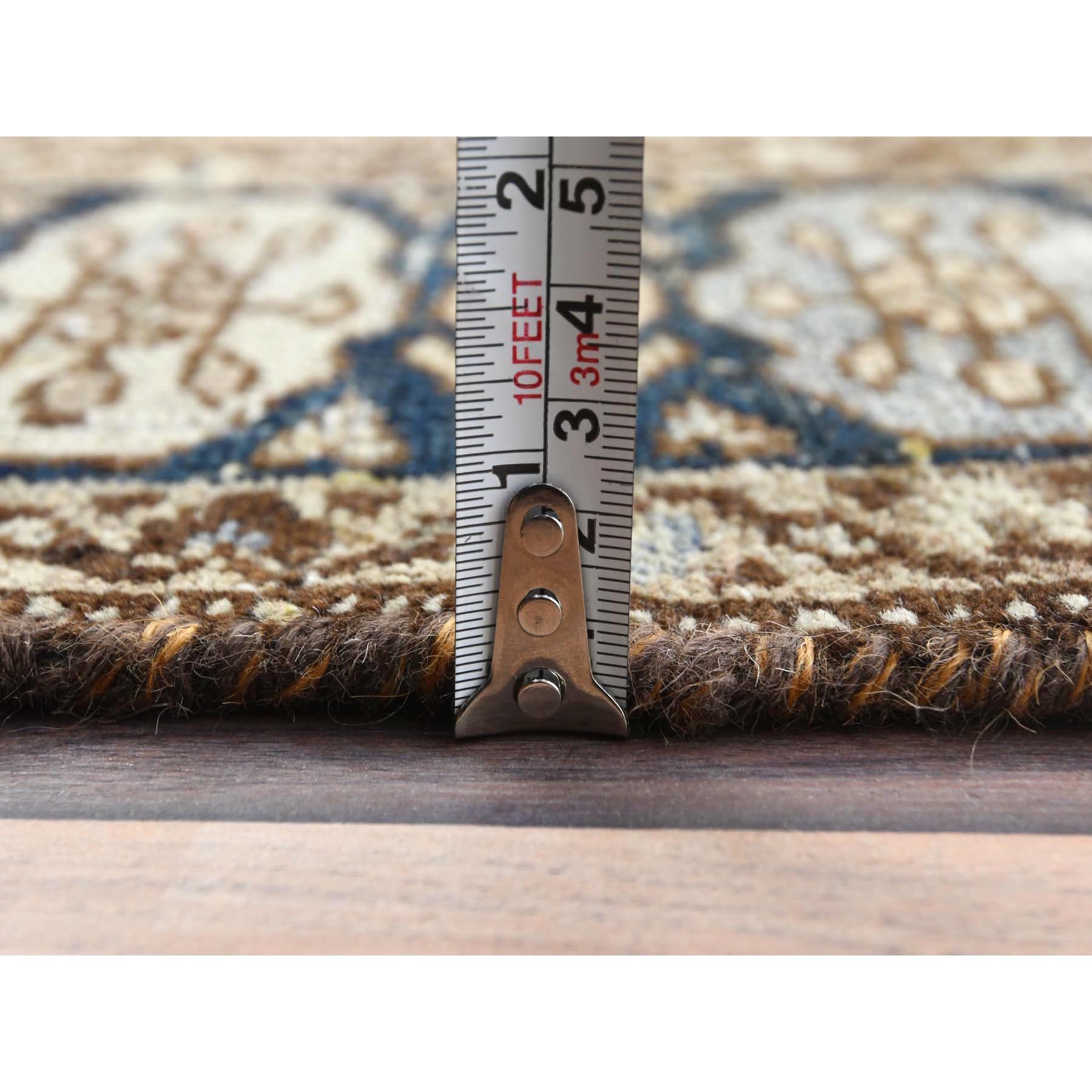 Tapis persan vintage en laine marron clair, usé à la main, noué à la main, vieilli du Nord-Ouest Bon état - En vente à Carlstadt, NJ