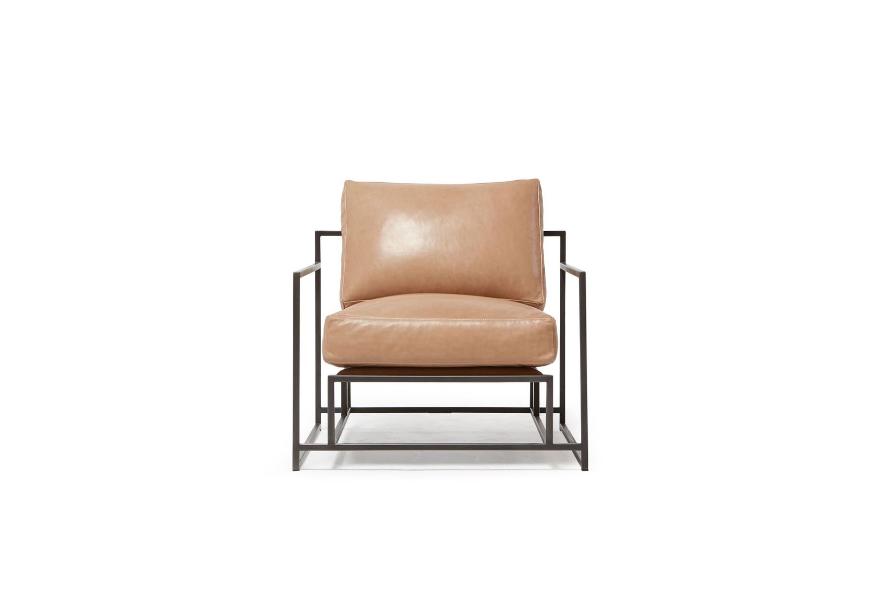 Der Inheritance Armchair ist ebenso raffiniert wie bequem.
 
Diese Variante ist mit einem glatten, hellen karamellfarbenen Leder gepolstert. Die Schaumstoff-Sitzkissen sind mit Daunen umhüllt und sorgen für ein weiches und bequemes Lounge-Erlebnis.