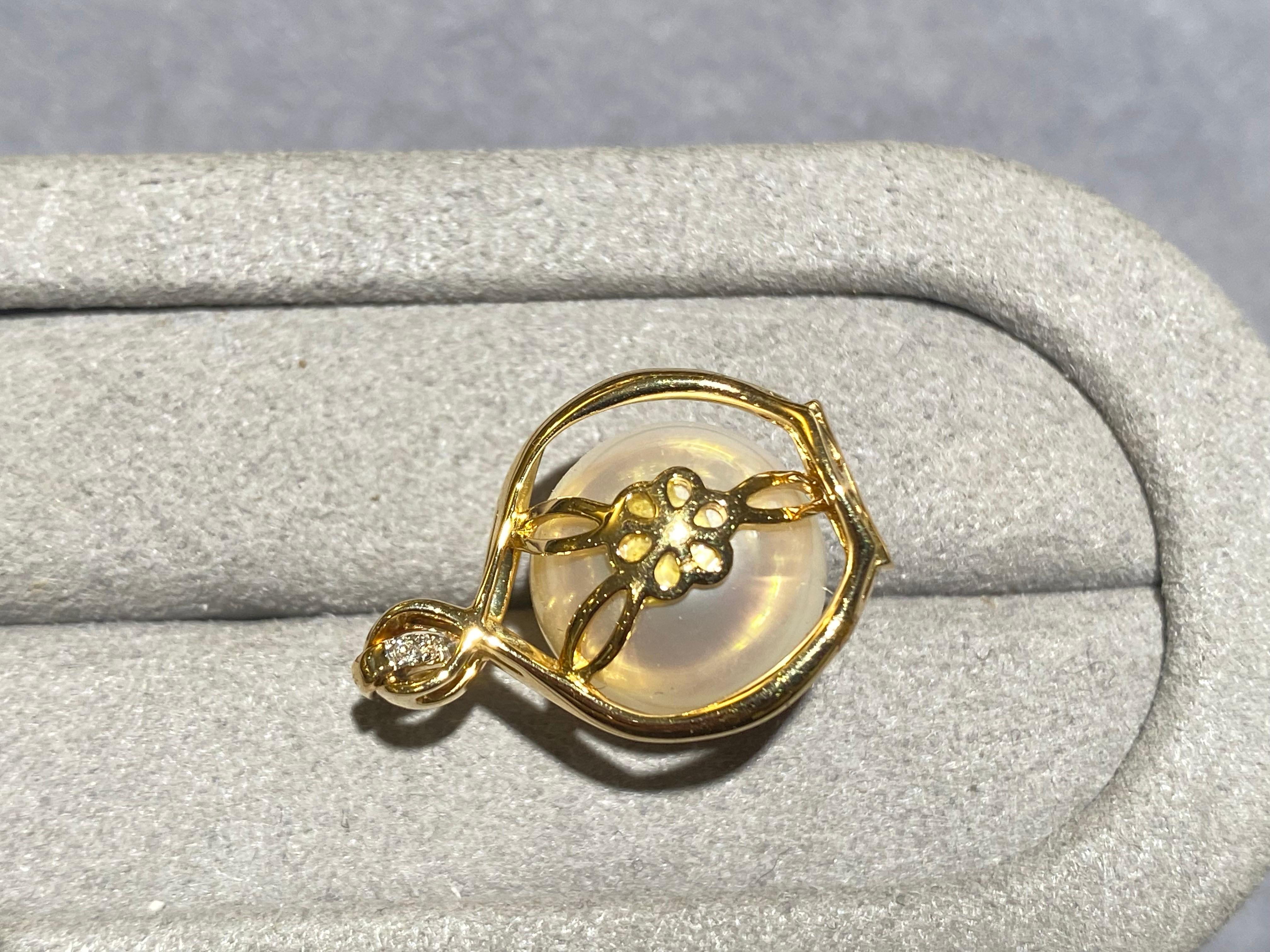 Light Champagne Colour South Sea Pearl and Diamond Pendant in 18k Yellow Gold In New Condition For Sale In Melbourne, AU