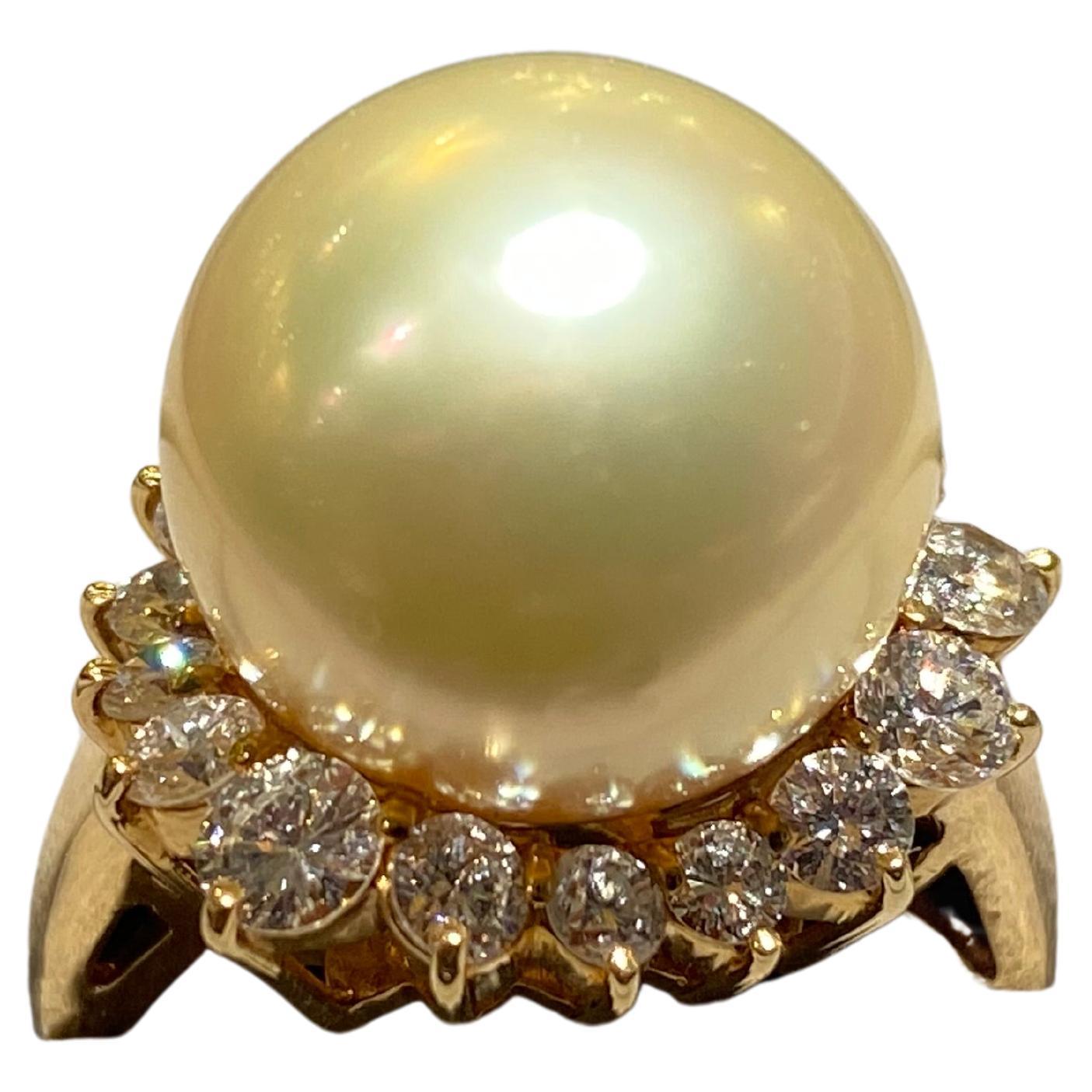 Bague en or jaune 18 carats avec diamants et perle des mers du Sud de couleur champagne claire
