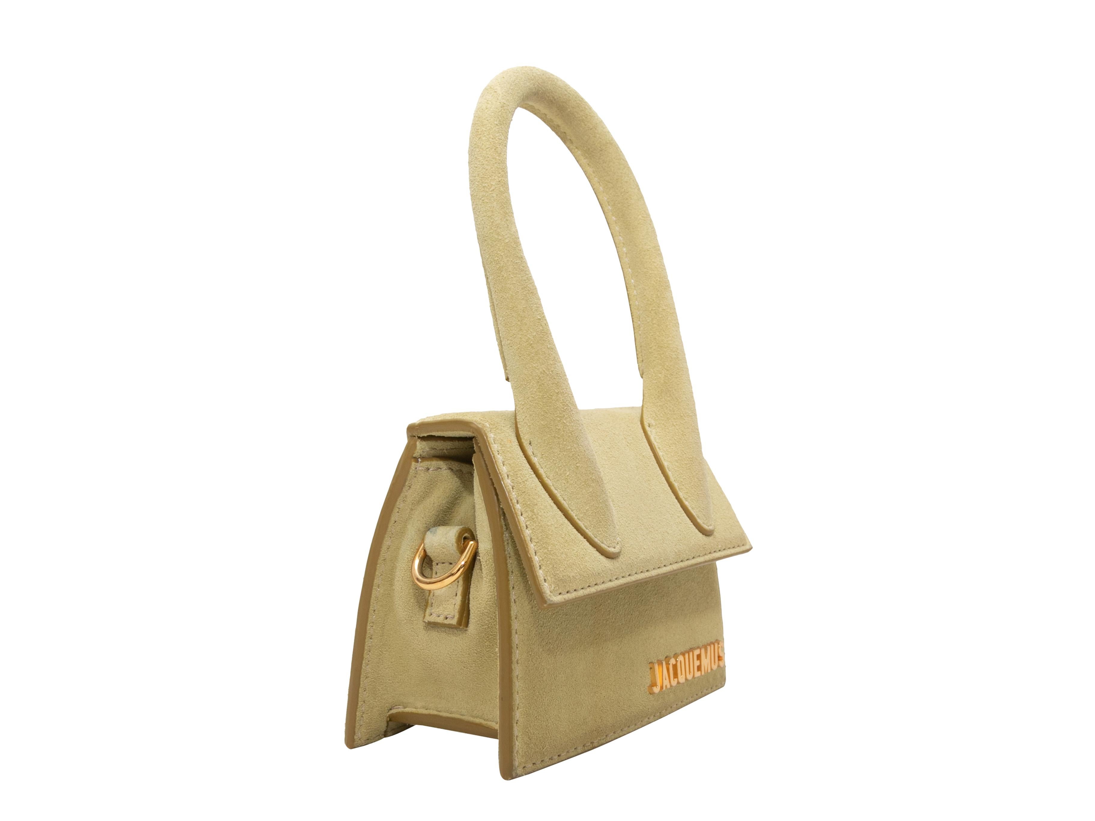  Mini bolso cruzado de ante Jacquemus Chartreuse claro. Este bolso bandolera tiene el cuerpo de ante, herrajes dorados, un asa superior enrollada, una correa bandolera plana y un cierre de solapa frontal. 4,75