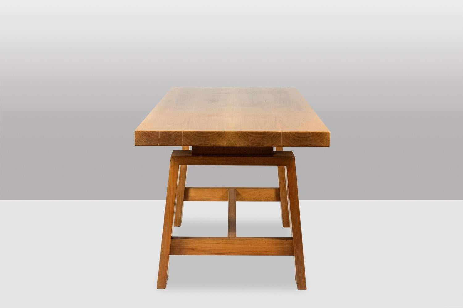 Italiano Scrivania in legno di ciliegio chiaro verniciato. 1970s in vendita