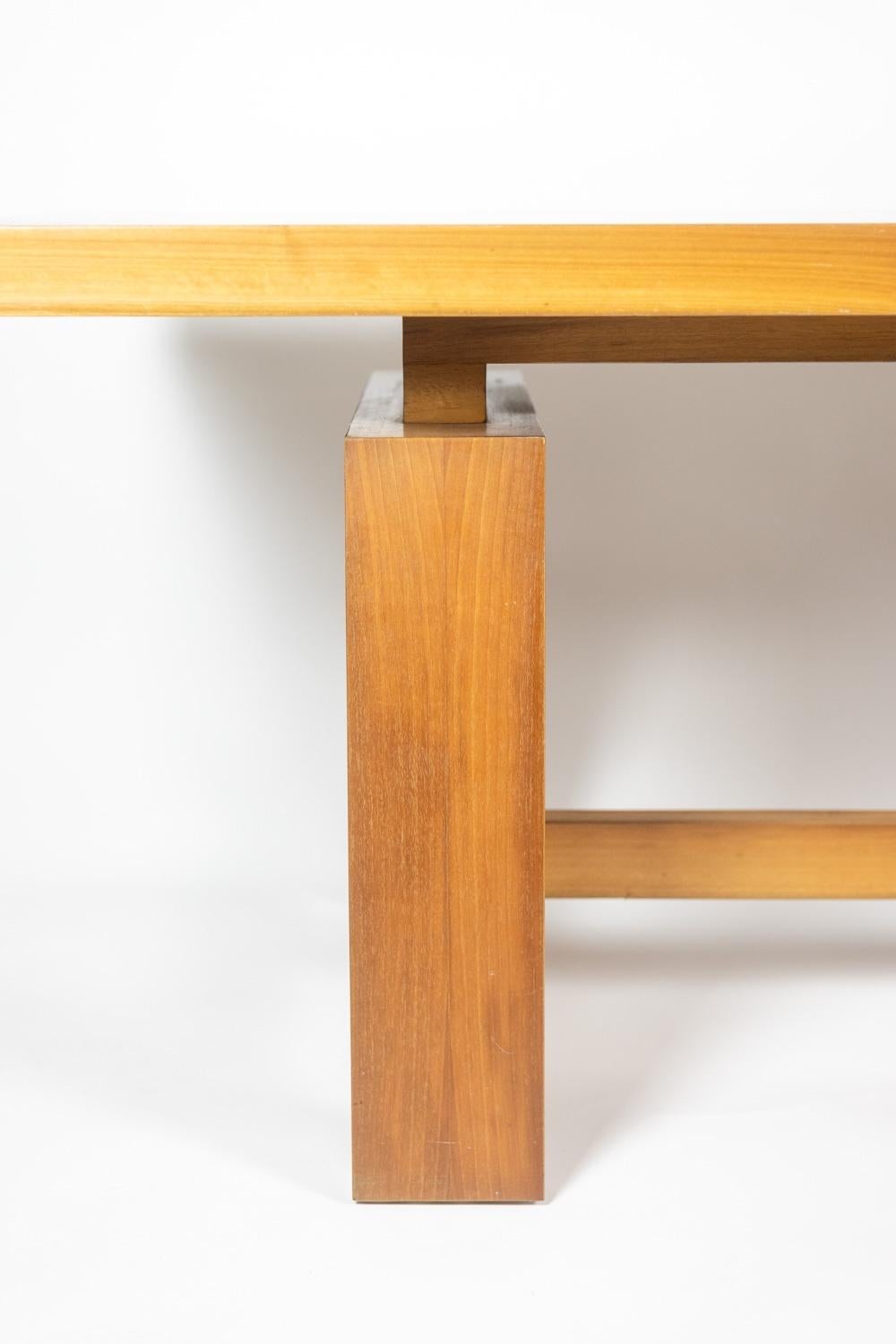 Fine XX secolo Scrivania in legno di ciliegio chiaro verniciato. 1970s in vendita