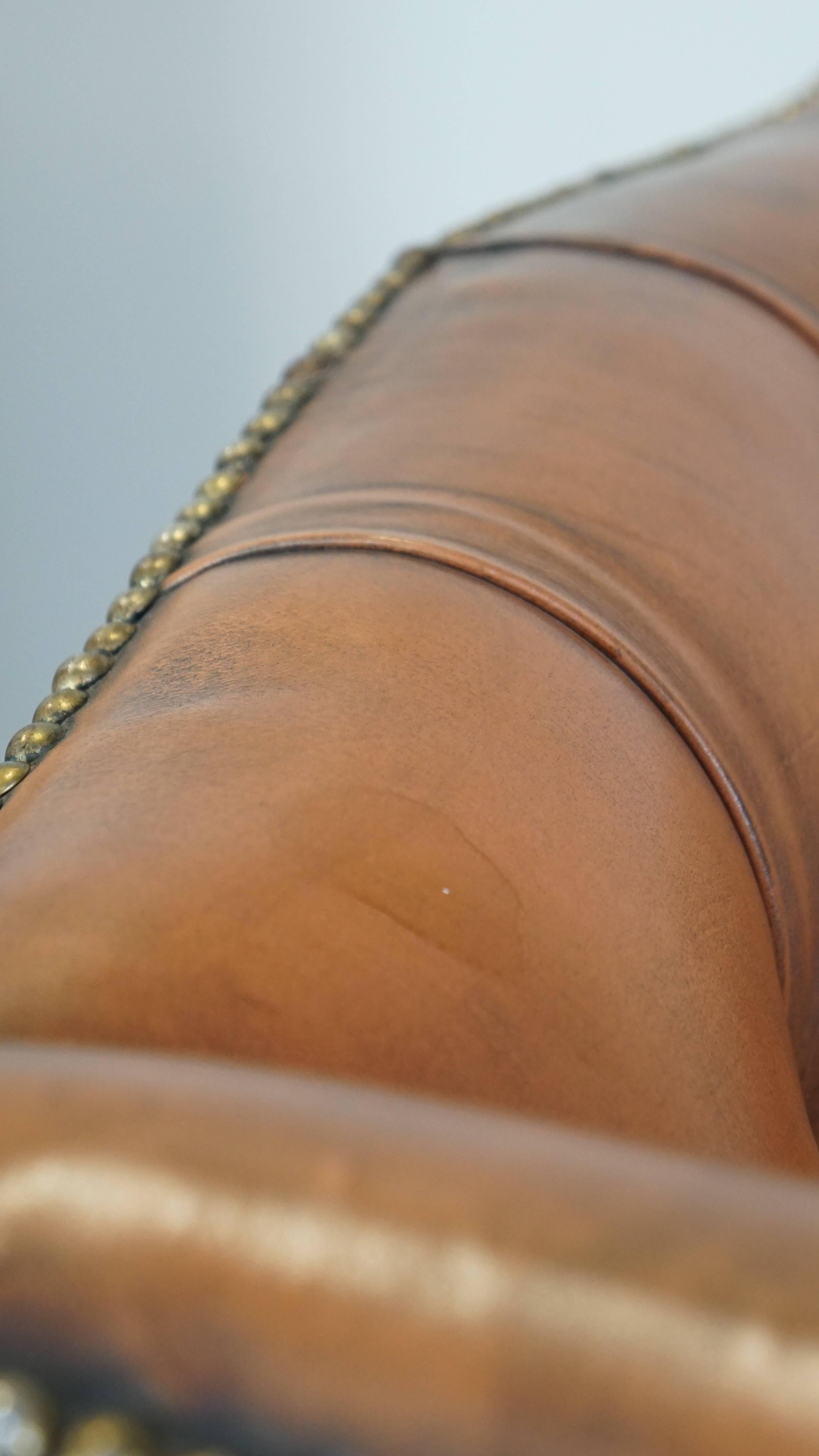 Fauteuil Wingback anglais Chesterfield en cuir de vache de couleur cognac clair en vente 5