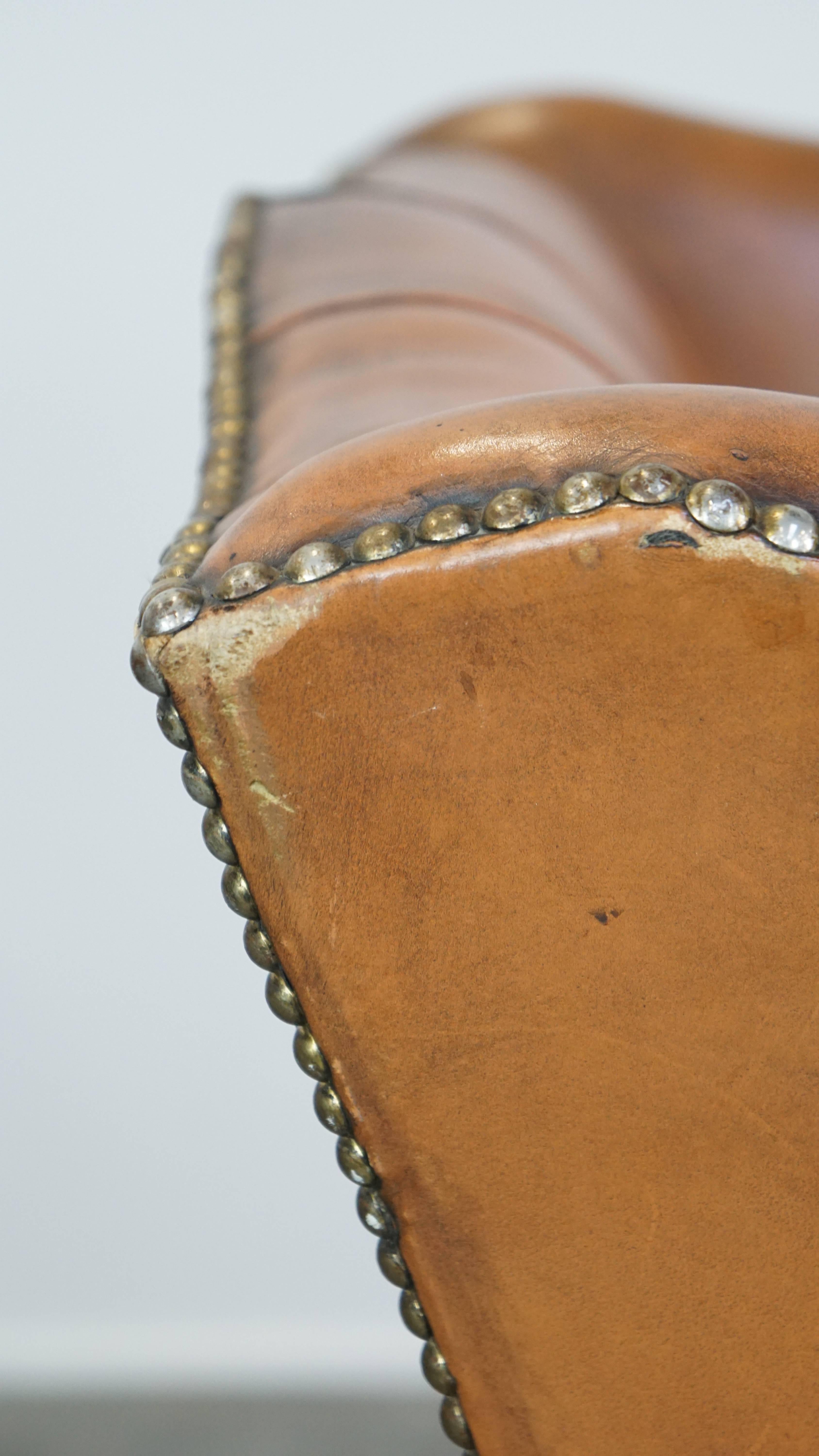 Fauteuil Wingback anglais Chesterfield en cuir de vache de couleur cognac clair en vente 6