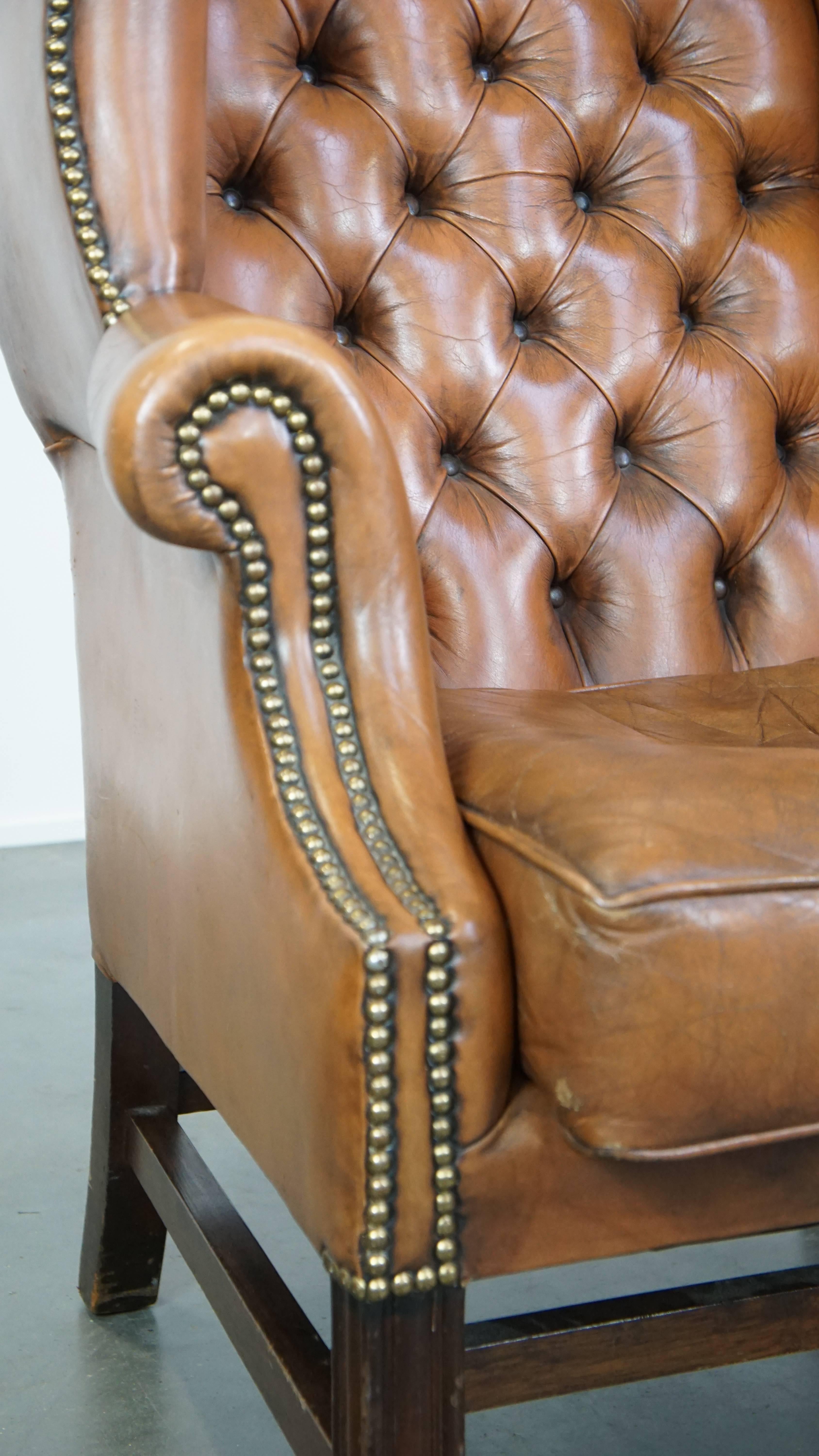 Fauteuil Wingback anglais Chesterfield en cuir de vache de couleur cognac clair en vente 7