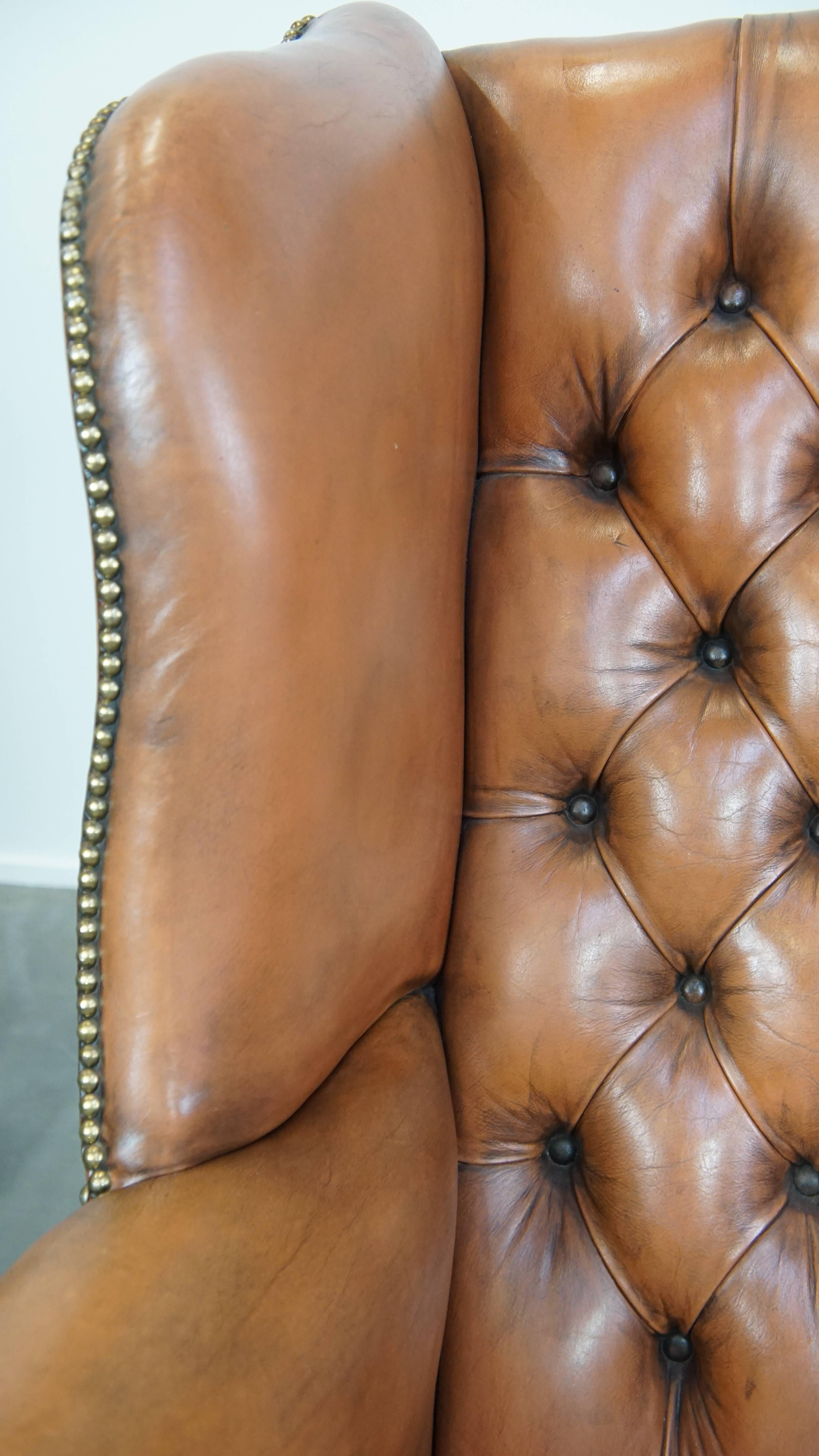 Fauteuil Wingback anglais Chesterfield en cuir de vache de couleur cognac clair en vente 8
