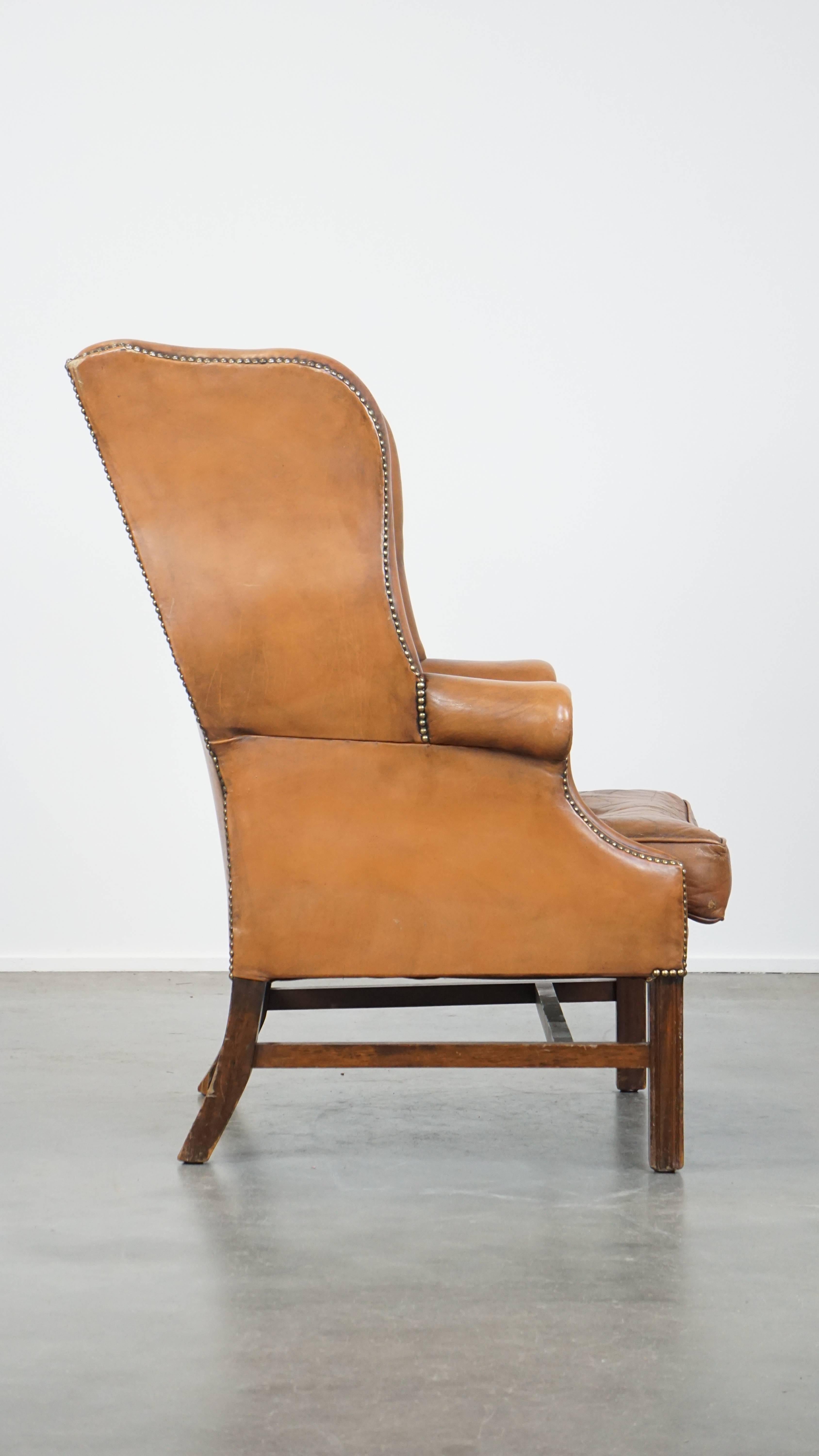 Romain classique Fauteuil Wingback anglais Chesterfield en cuir de vache de couleur cognac clair en vente