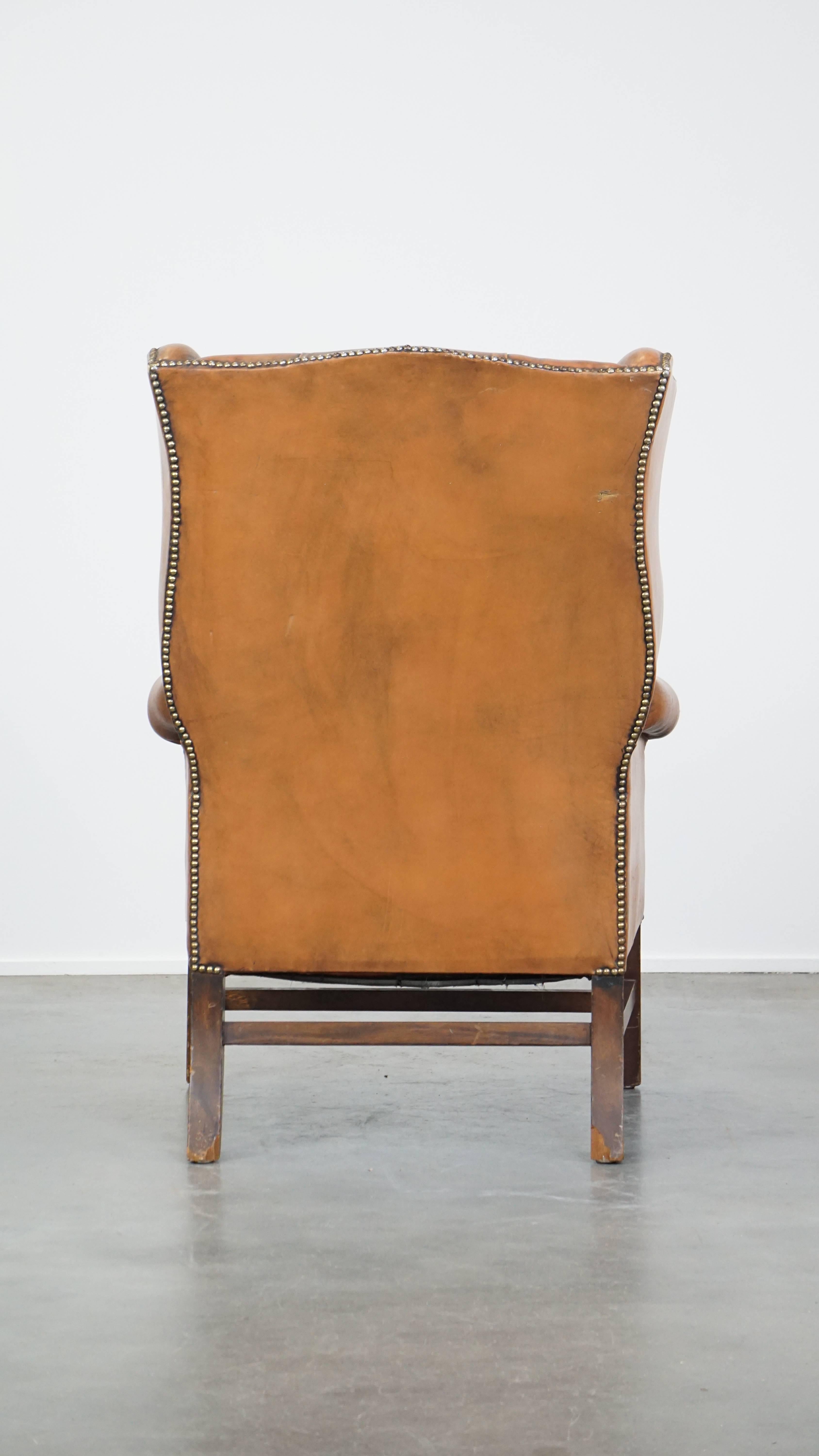Fauteuil Wingback anglais Chesterfield en cuir de vache de couleur cognac clair Bon état - En vente à Harderwijk, NL