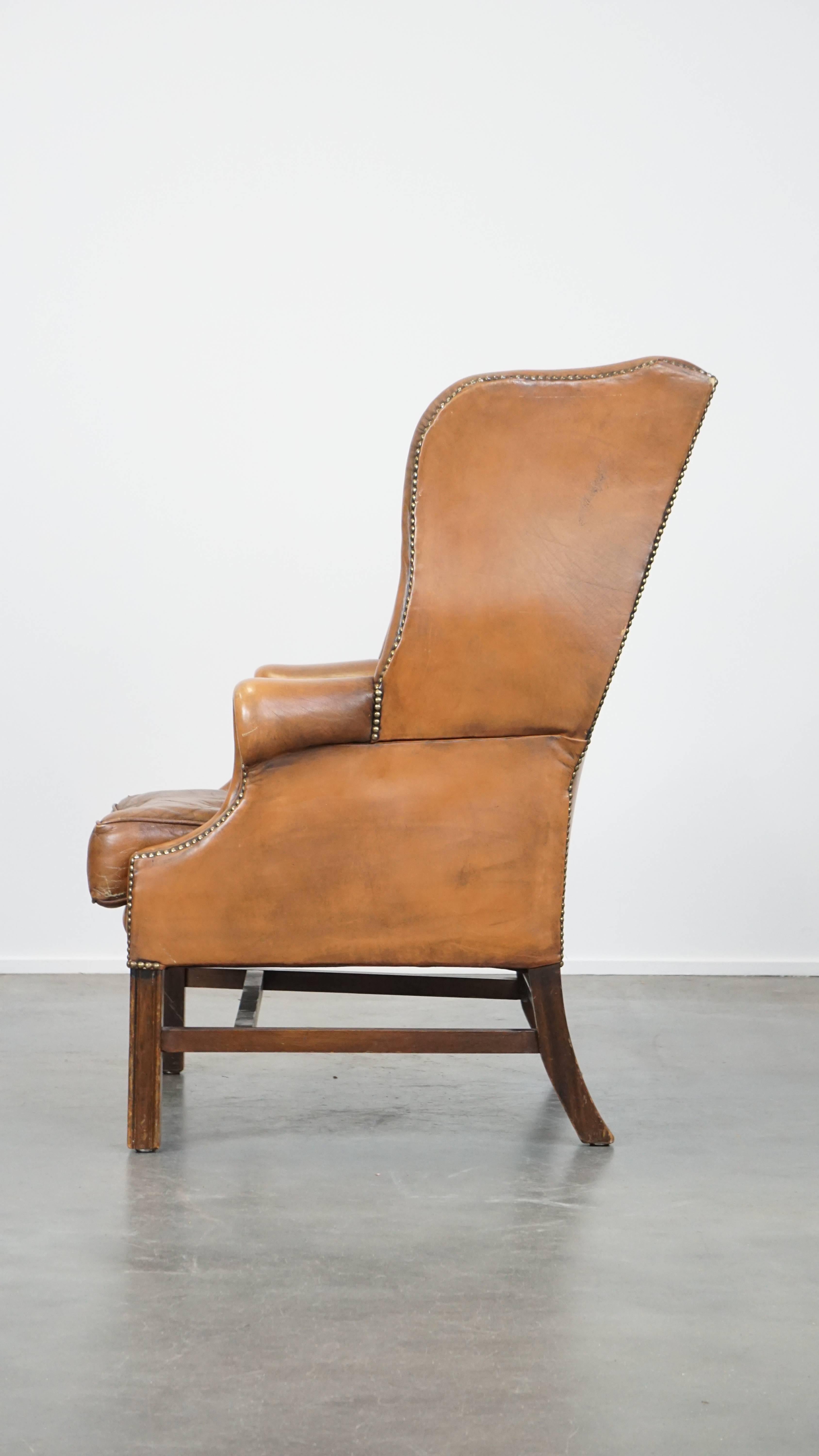 XXIe siècle et contemporain Fauteuil Wingback anglais Chesterfield en cuir de vache de couleur cognac clair en vente