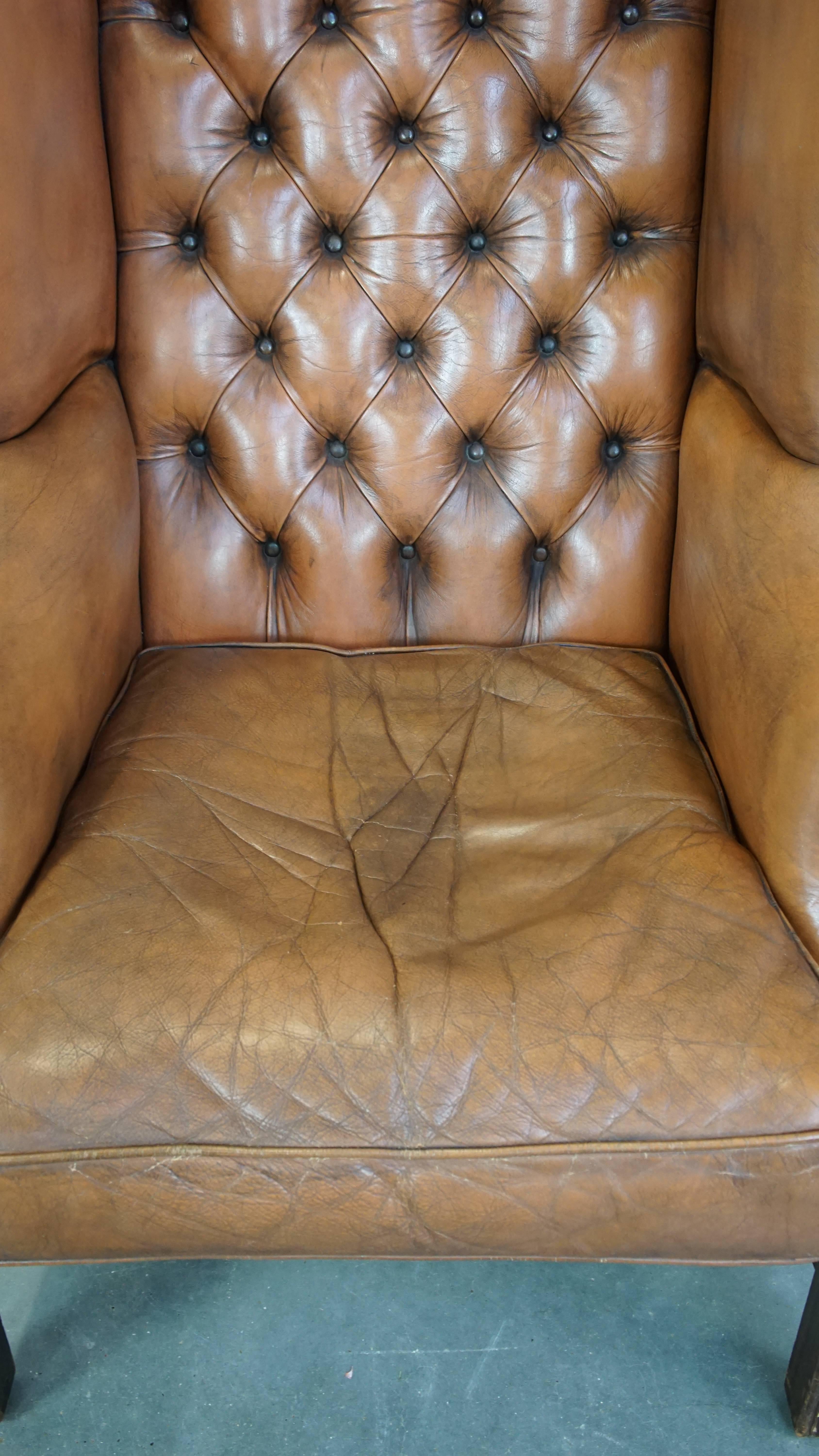 Cuir de vache Fauteuil Wingback anglais Chesterfield en cuir de vache de couleur cognac clair en vente