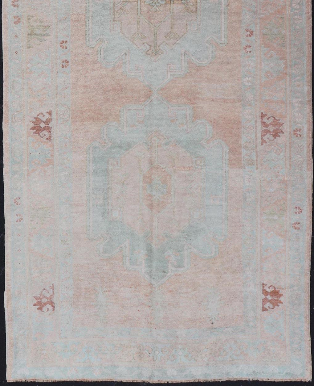 Vintage Oushak gallery rug from Turkey in with flower motifs, rug TU-MTU-7, country of origin / type: Turkey / Oushak, circa 1950

Measures: 4'7 x 11'10.