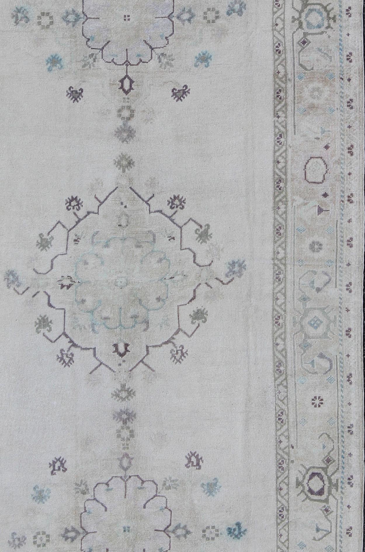 Vieux tapis galerie Oushak de Turquie avec des motifs de fleurs, tapis EN-142397, pays d'origine / type : Turquie / Oushak, circa 1940

Ce tapis Oushak vintage du milieu du 20e siècle en Turquie présente un motif de fleurs stylisées qui s'étend