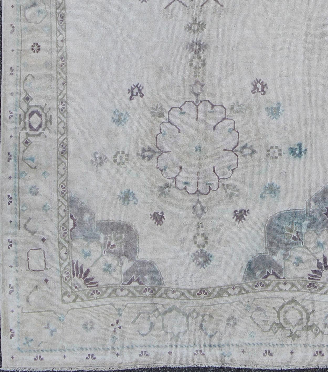 Heller türkischer Oushak-Galerie-Läufer mit stilisiertem Blumenmuster (Türkisch) im Angebot