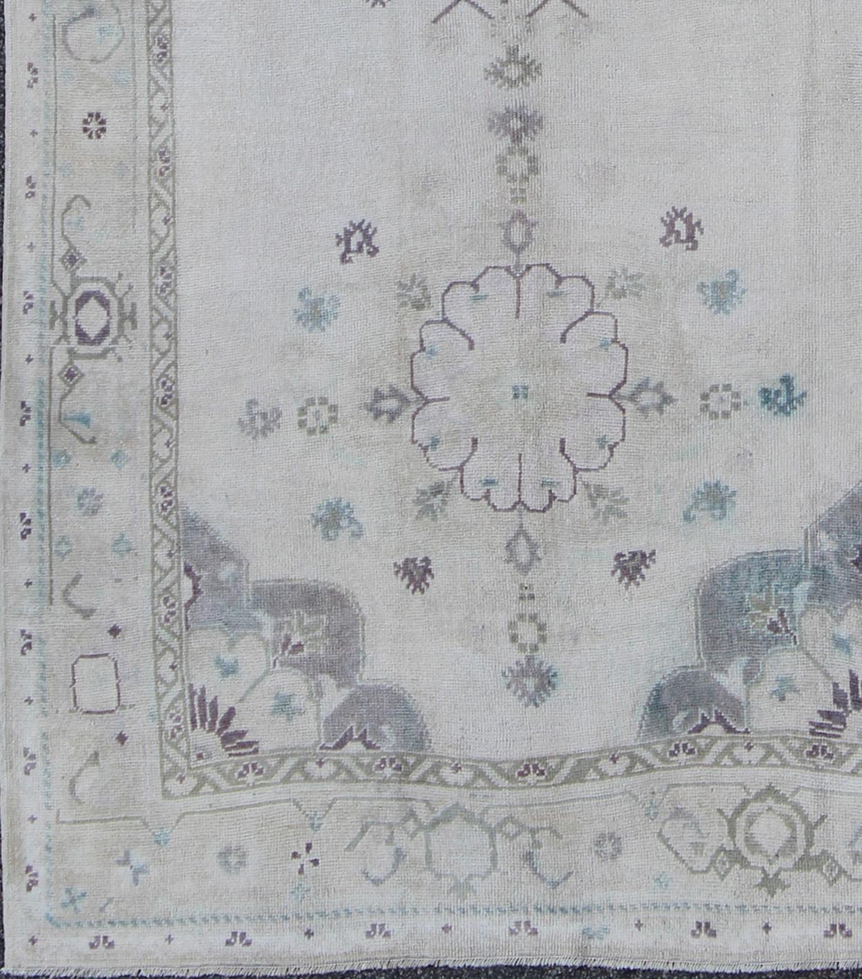 Turc Tapis de galerie vintage turc Oushak de couleur claire avec motif floral stylisé en vente