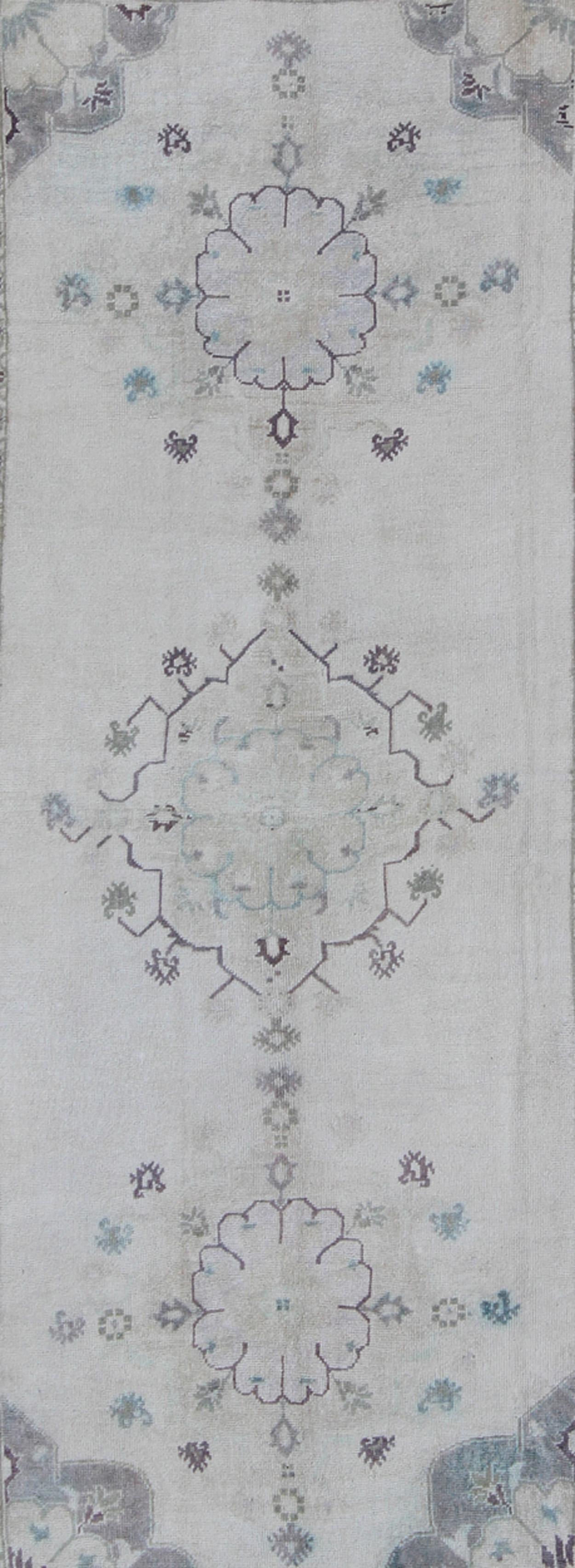 Heller türkischer Oushak-Galerie-Läufer mit stilisiertem Blumenmuster (Handgeknüpft) im Angebot