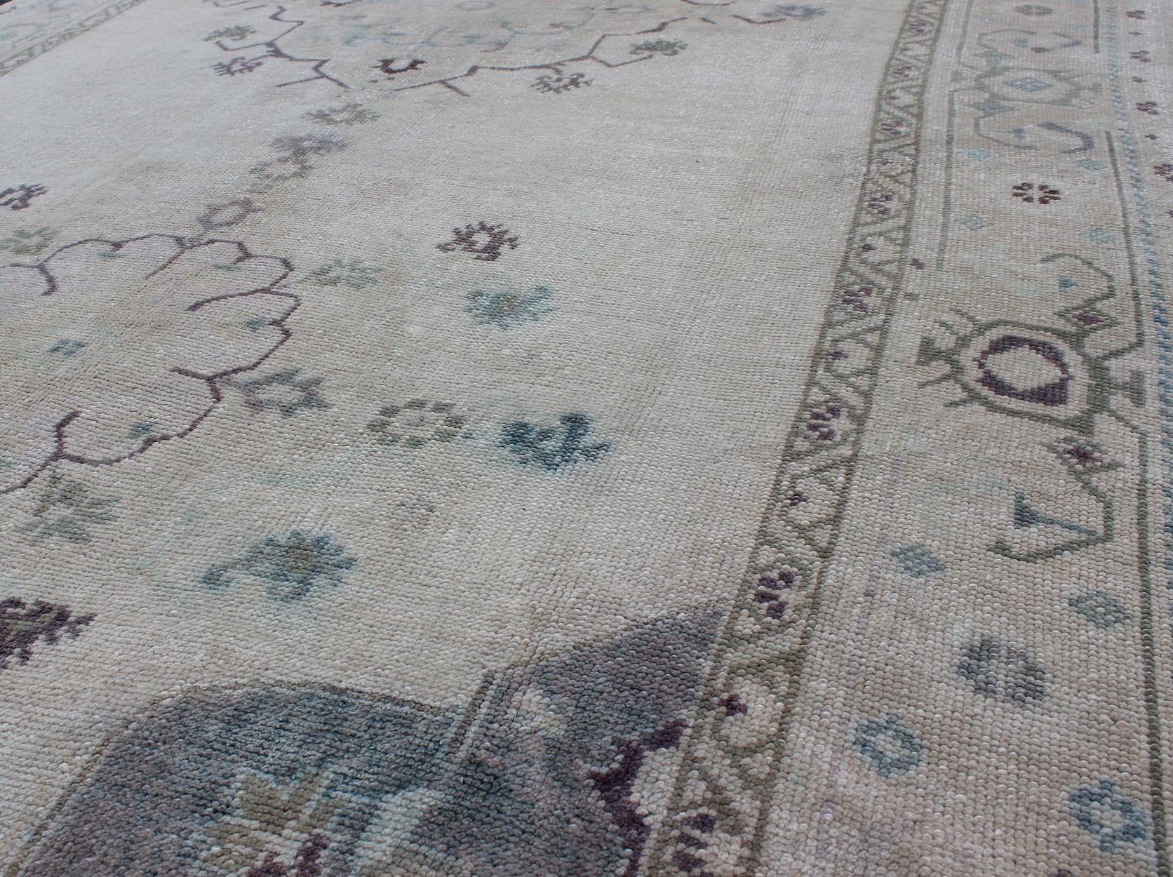 Heller türkischer Oushak-Galerie-Läufer mit stilisiertem Blumenmuster im Zustand „Gut“ im Angebot in Atlanta, GA