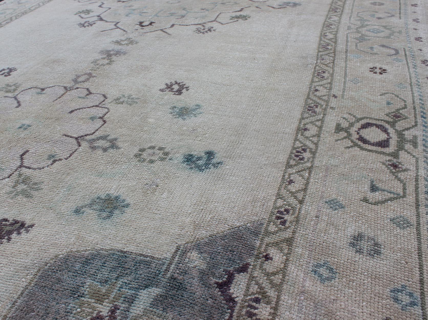 Tapis de galerie vintage turc Oushak de couleur claire avec motif floral stylisé Bon état - En vente à Atlanta, GA