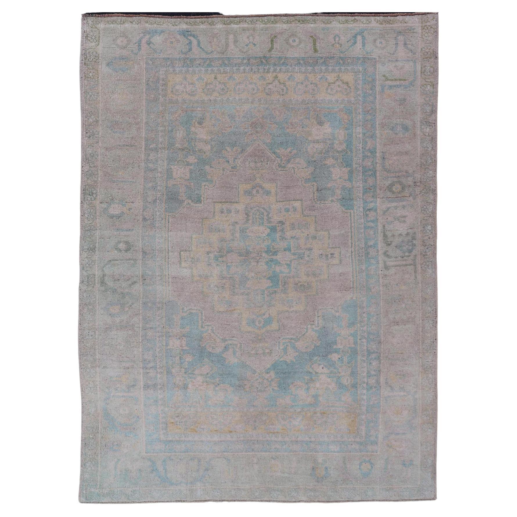 Alfombra Turca Vintage Oushak de Color Claro con Diseño de Medallón