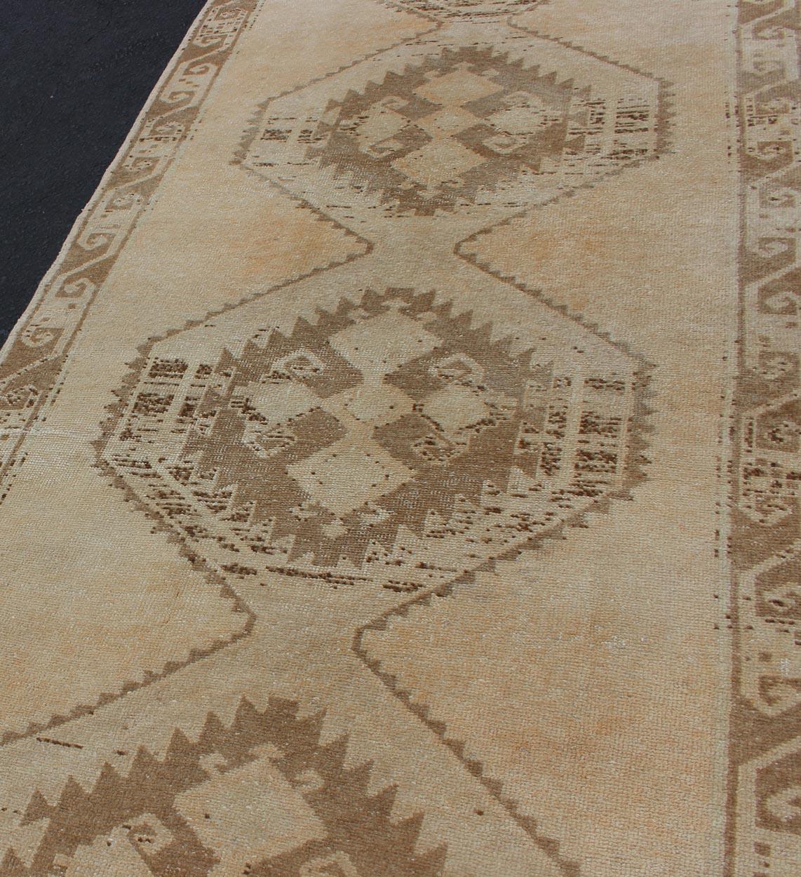 Leuchtender farbiger Oushak Gallery-Läufer mit geometrischen Medaillons im Zustand „Gut“ im Angebot in Atlanta, GA