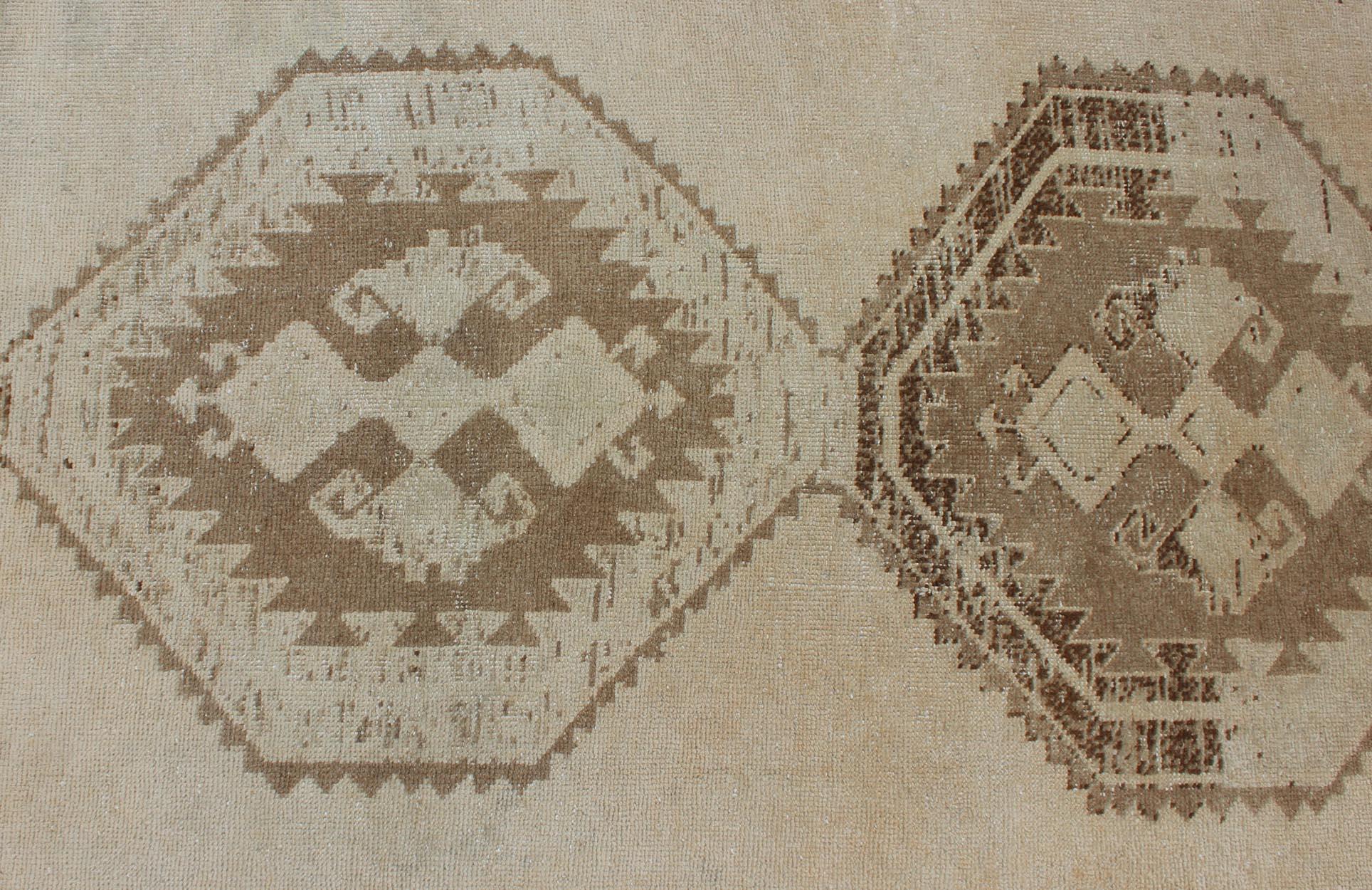 Leuchtender farbiger Oushak Gallery-Läufer mit geometrischen Medaillons im Angebot 1