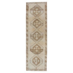 Tapis de couloir vintage Oushak de couleur claire avec médaillons géométriques