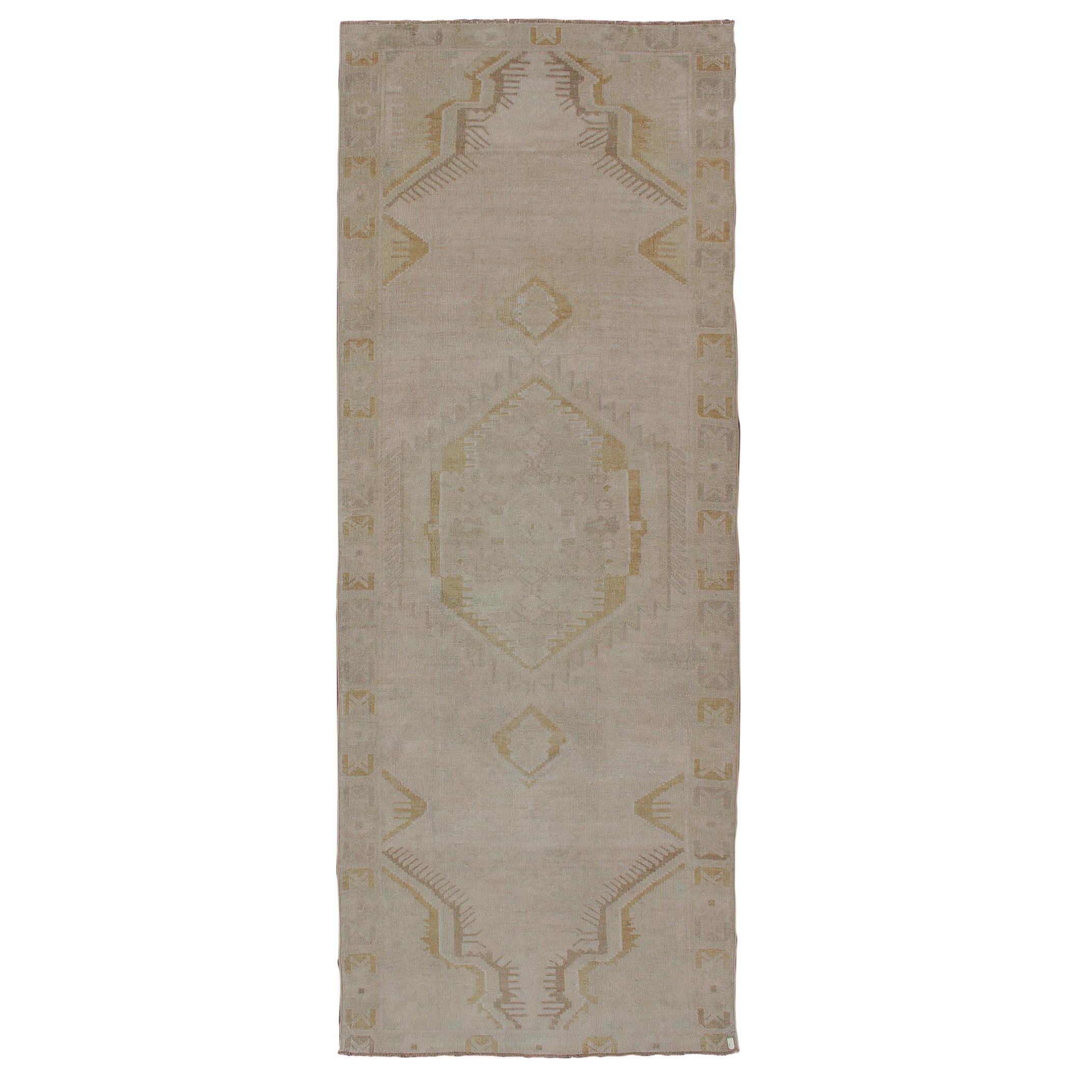 Heller Oushak-Läufer im Vintage-Stil mit geometrischen Medaillons in Taupe