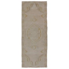 Heller Oushak-Läufer im Vintage-Stil mit geometrischen Medaillons in Taupe