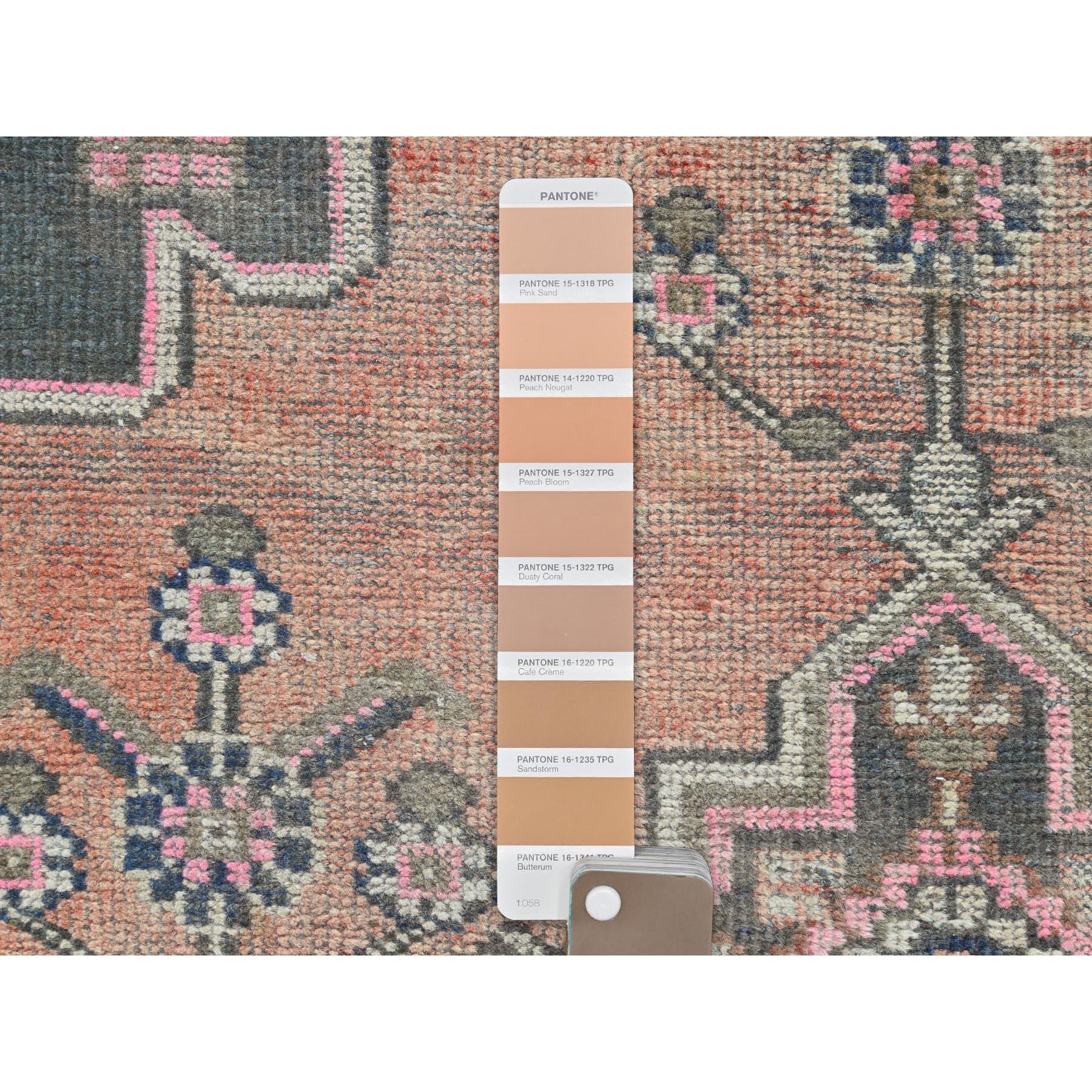 Leichter persischer, handgeknüpfter Vintage-Teppich aus reiner Wolle in Hellkoralle mit Bakhtiar-Schliff (Persisch) im Angebot