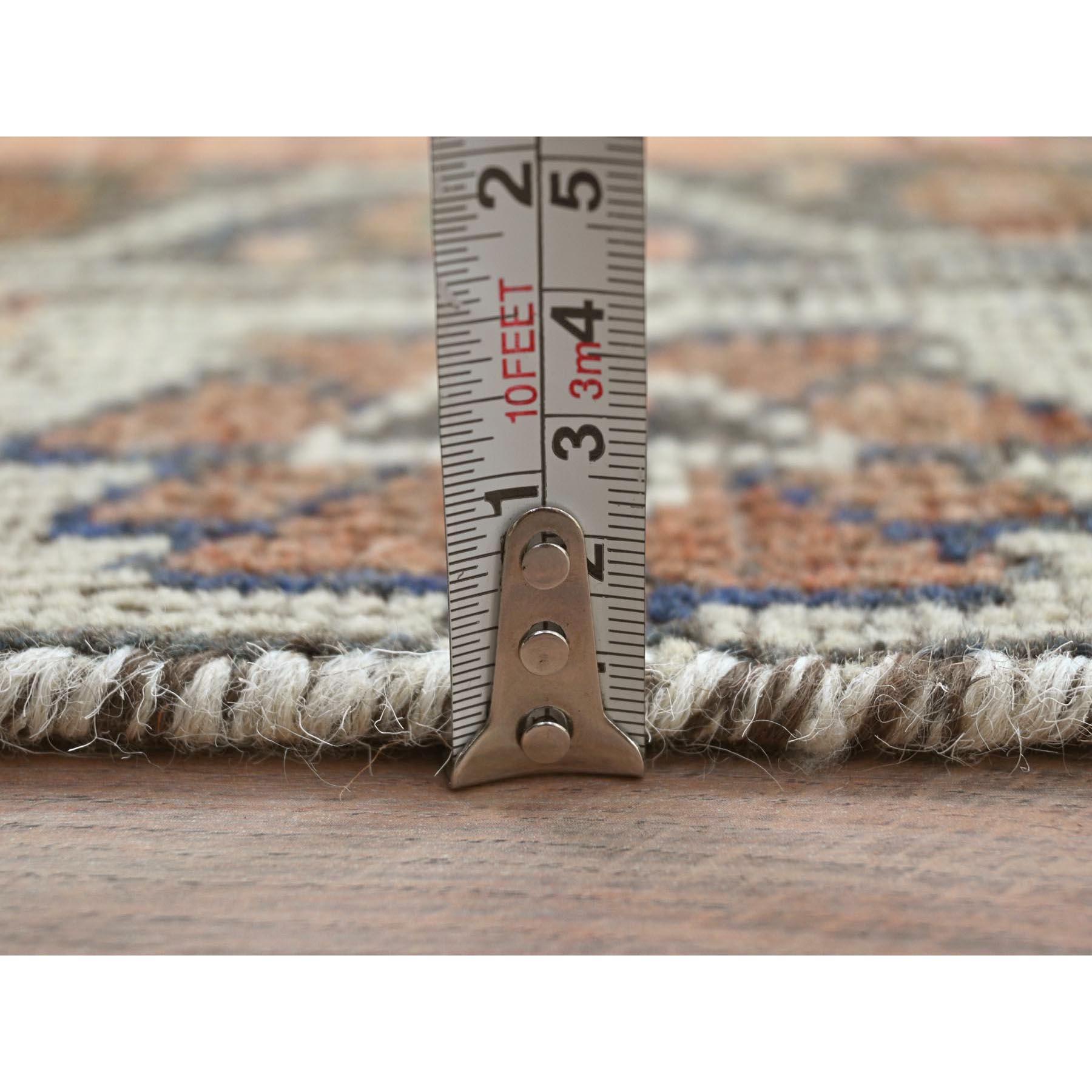 Leichter persischer, handgeknüpfter Vintage-Teppich aus reiner Wolle in Hellkoralle mit Bakhtiar-Schliff im Zustand „Gut“ im Angebot in Carlstadt, NJ