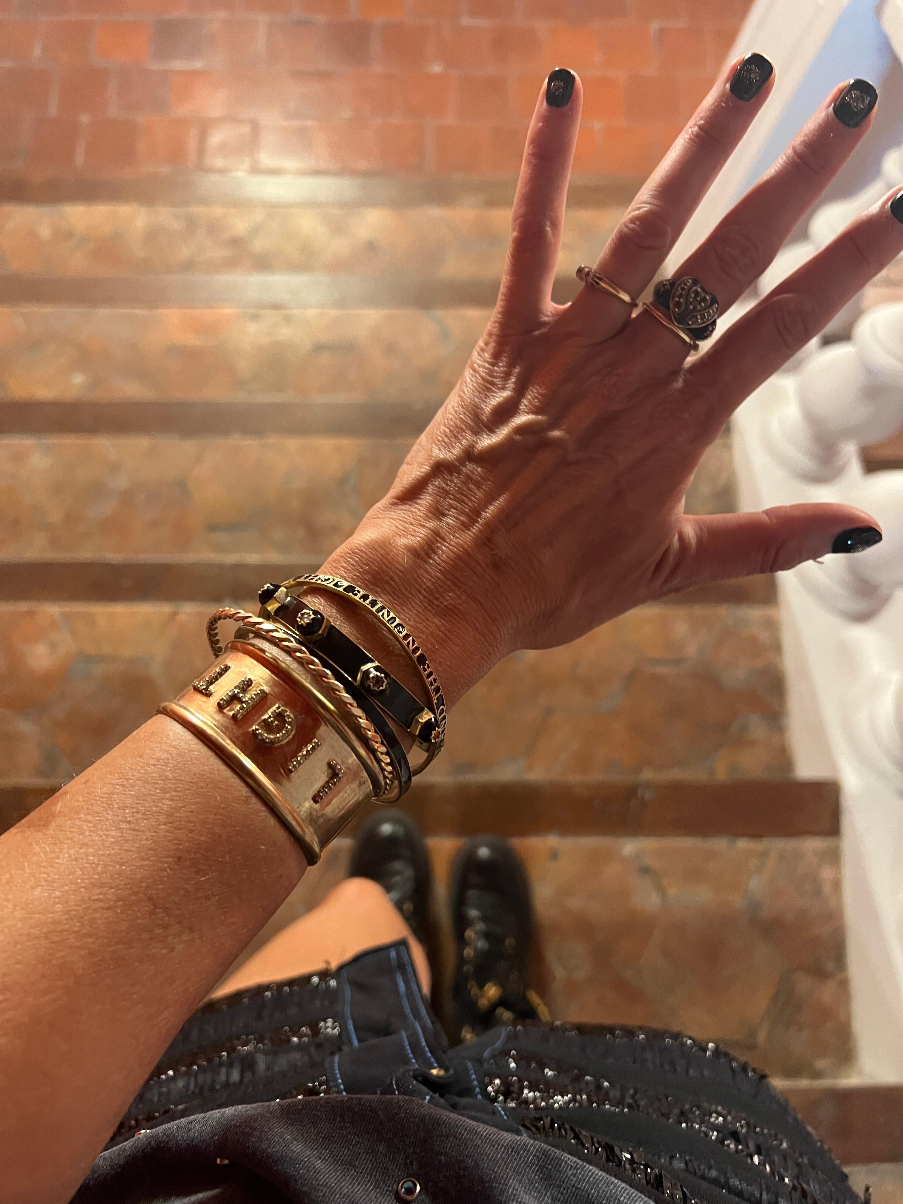 Bracciale con diamante bianco e luce

Questo orologio in ottone placcato oro 14 K. con diamanti bianchi ha la parola Light che simboleggia la luce spirituale divina.

Questo bracciale bangle, realizzato in ottone placcato oro 14 carati e decorato