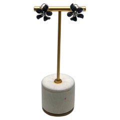 Orecchini floreali in oro bianco 14 carati con zaffiro blu scuro e diamanti in pavé