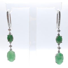 Boucles d'oreilles pendantes en jadeite birmane vert clair et vert foncé, ornées de diamants, en or blanc 18 carats